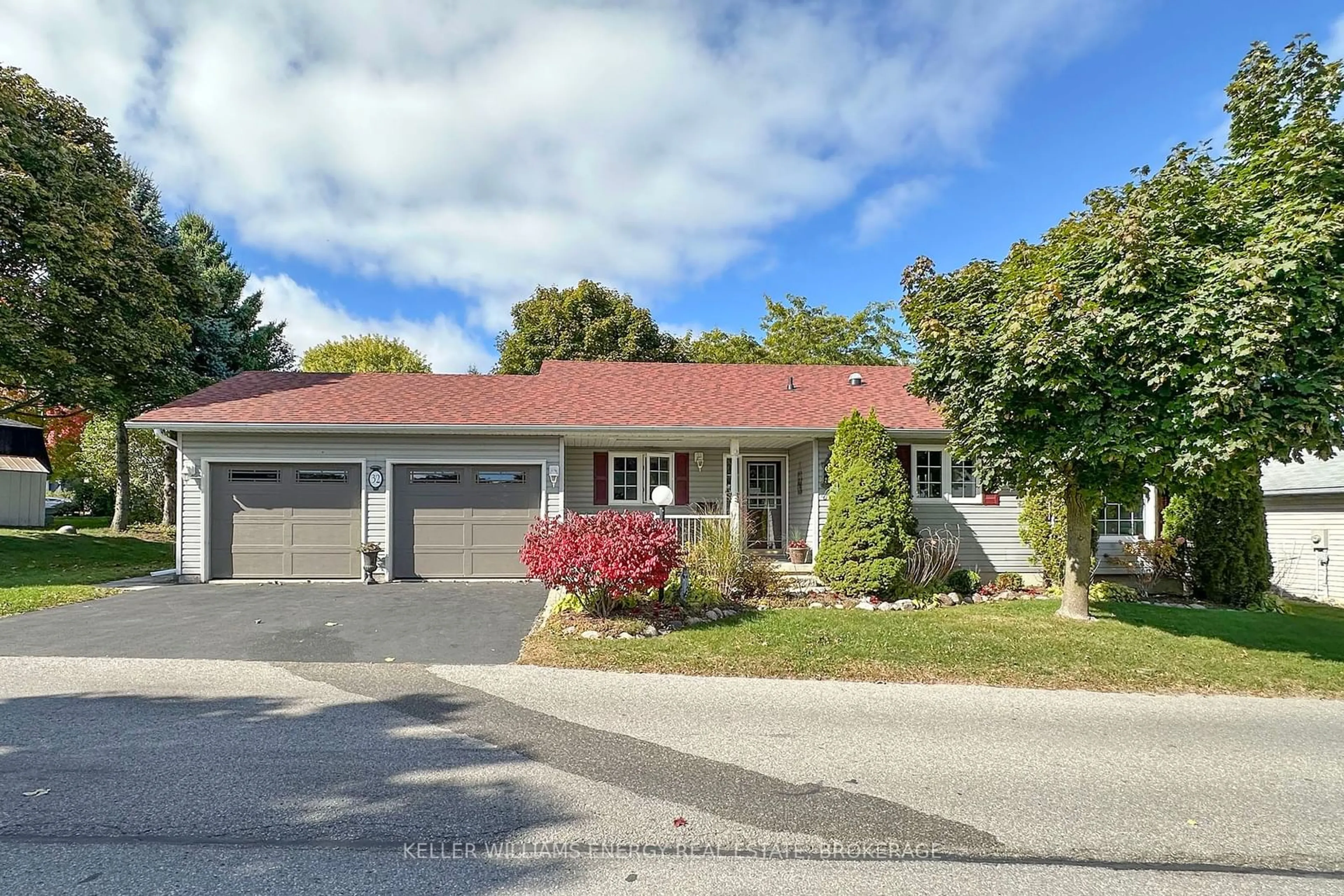 Frontside or backside of a home, the street view for 32 Wilmot Tr, Clarington Ontario L1B 1L6