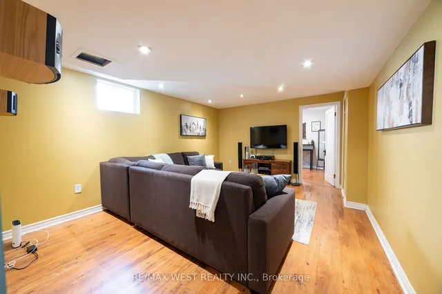Additional property image - 10 Rowallan Dr