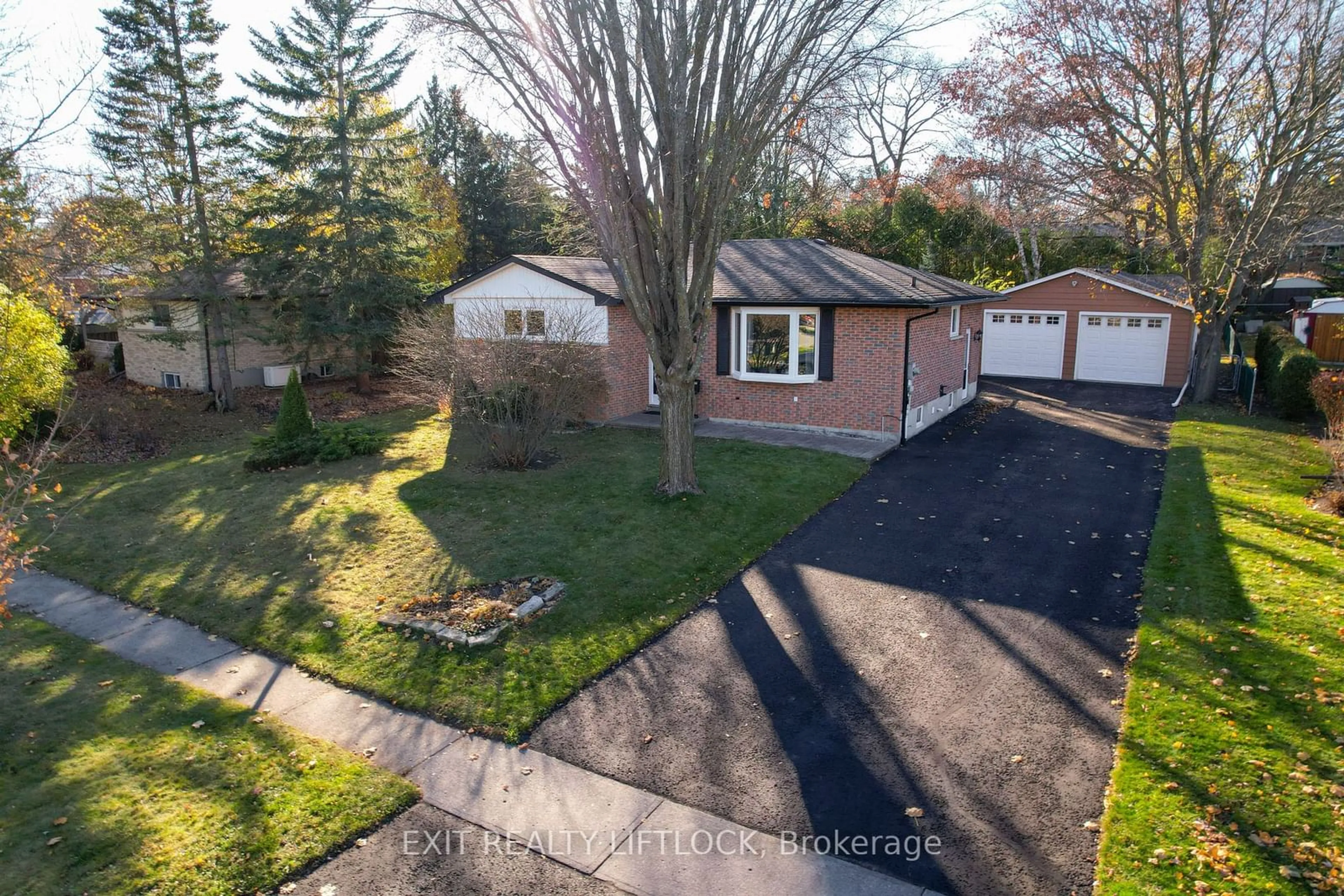 Frontside or backside of a home, the fenced backyard for 364 Cochrane Crt, Scugog Ontario L9L 1N1