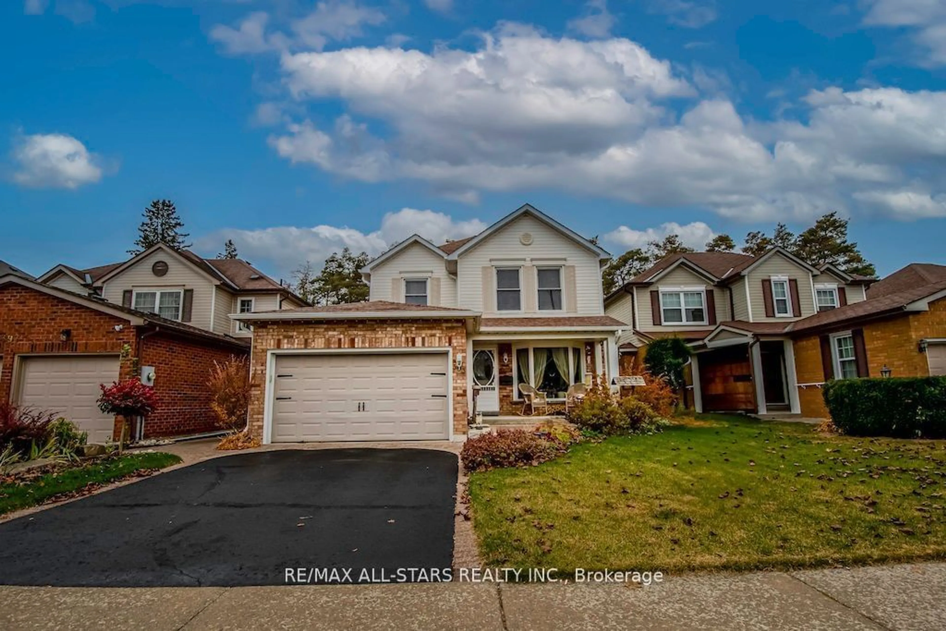 Frontside or backside of a home, the street view for 393 Elmwood Crt, Oshawa Ontario L1G 7X6