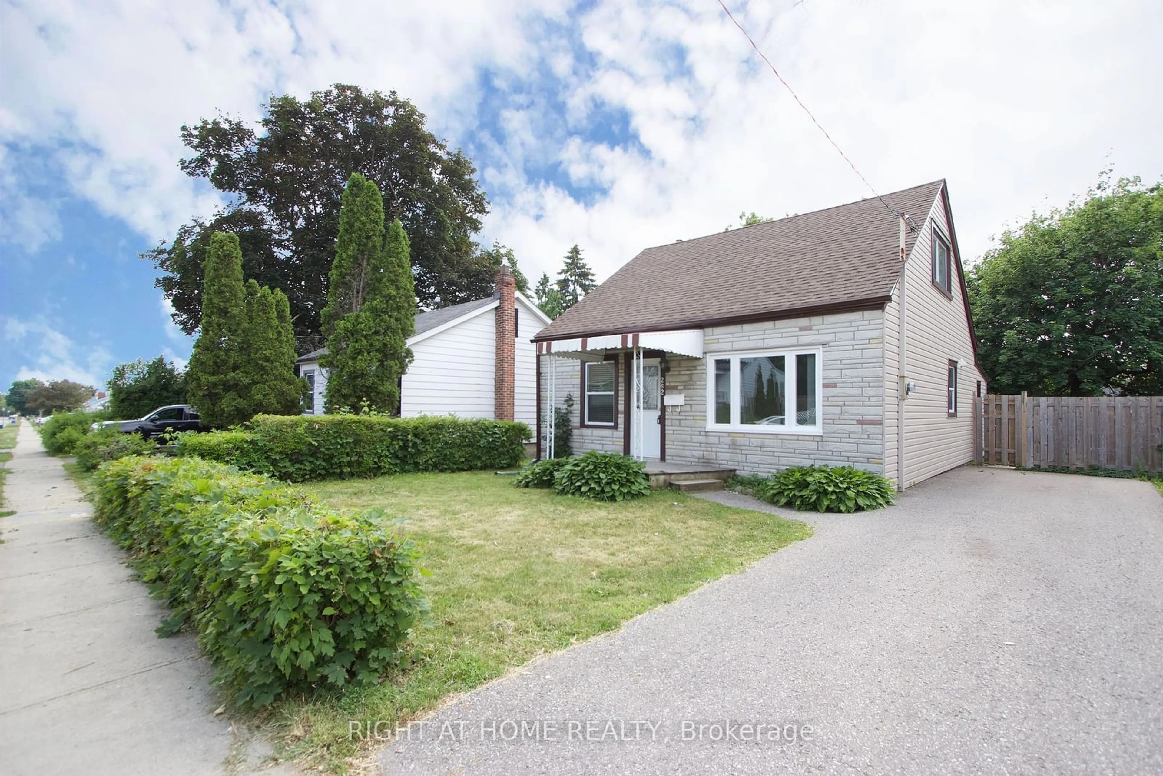 Frontside or backside of a home, cottage for 262 Drew St, Oshawa Ontario L1H 5A7