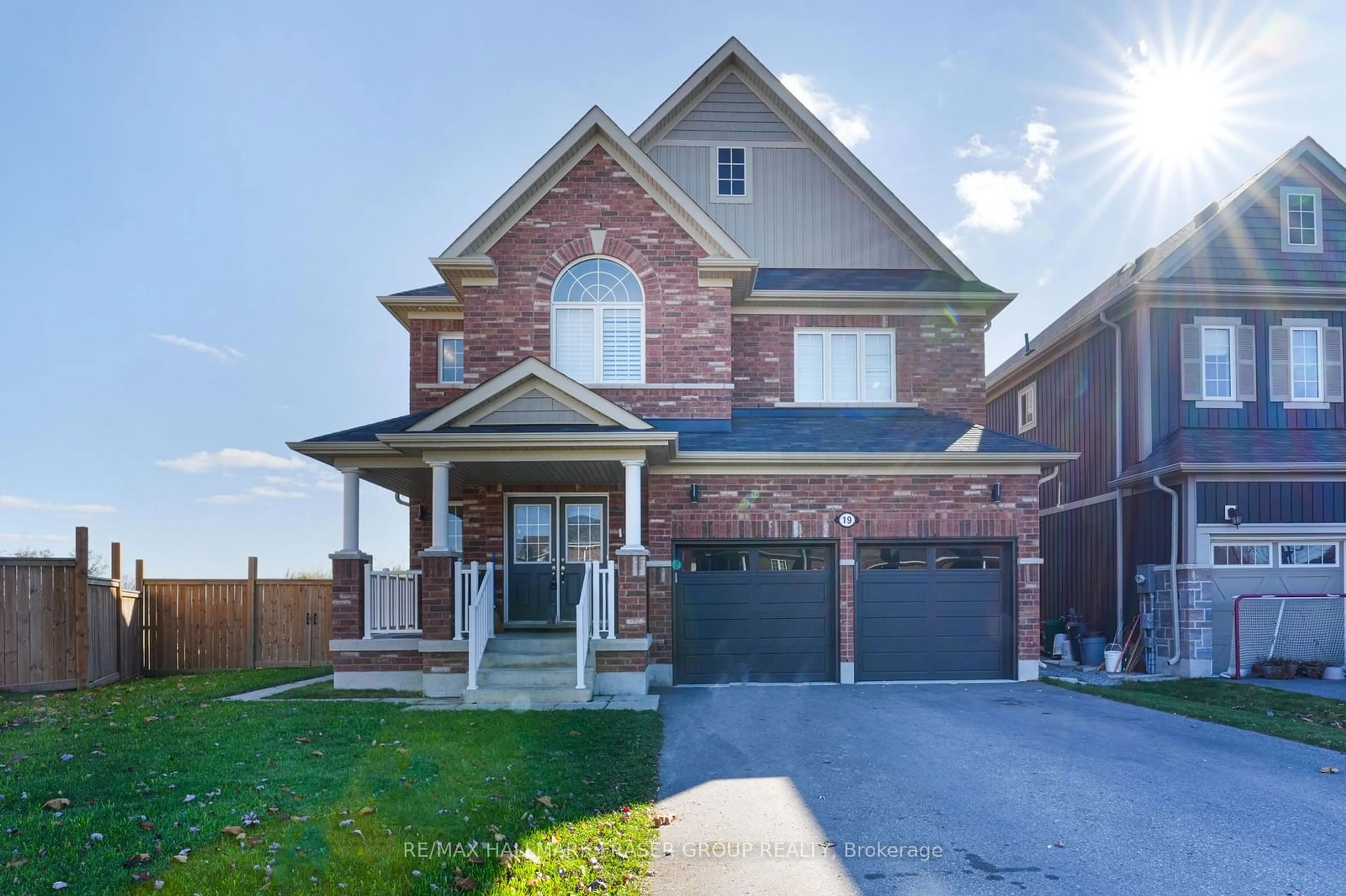 Home with brick exterior material for 19 Kilpatrick Crt, Clarington Ontario L1C 0V1