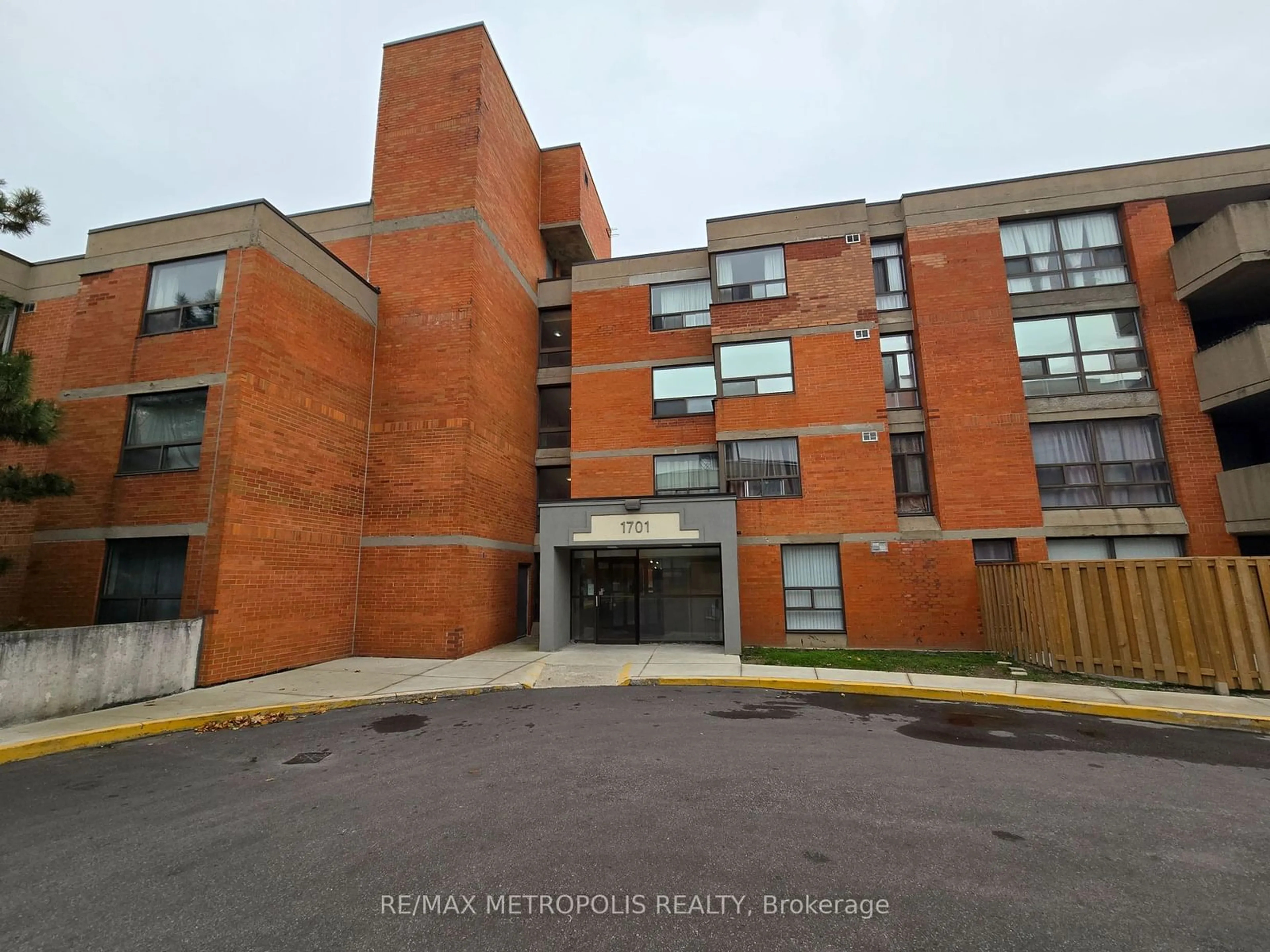 A pic from exterior of the house or condo, the front or back of building for 1701 Mccowan Rd #107, Toronto Ontario M1S 2Y3