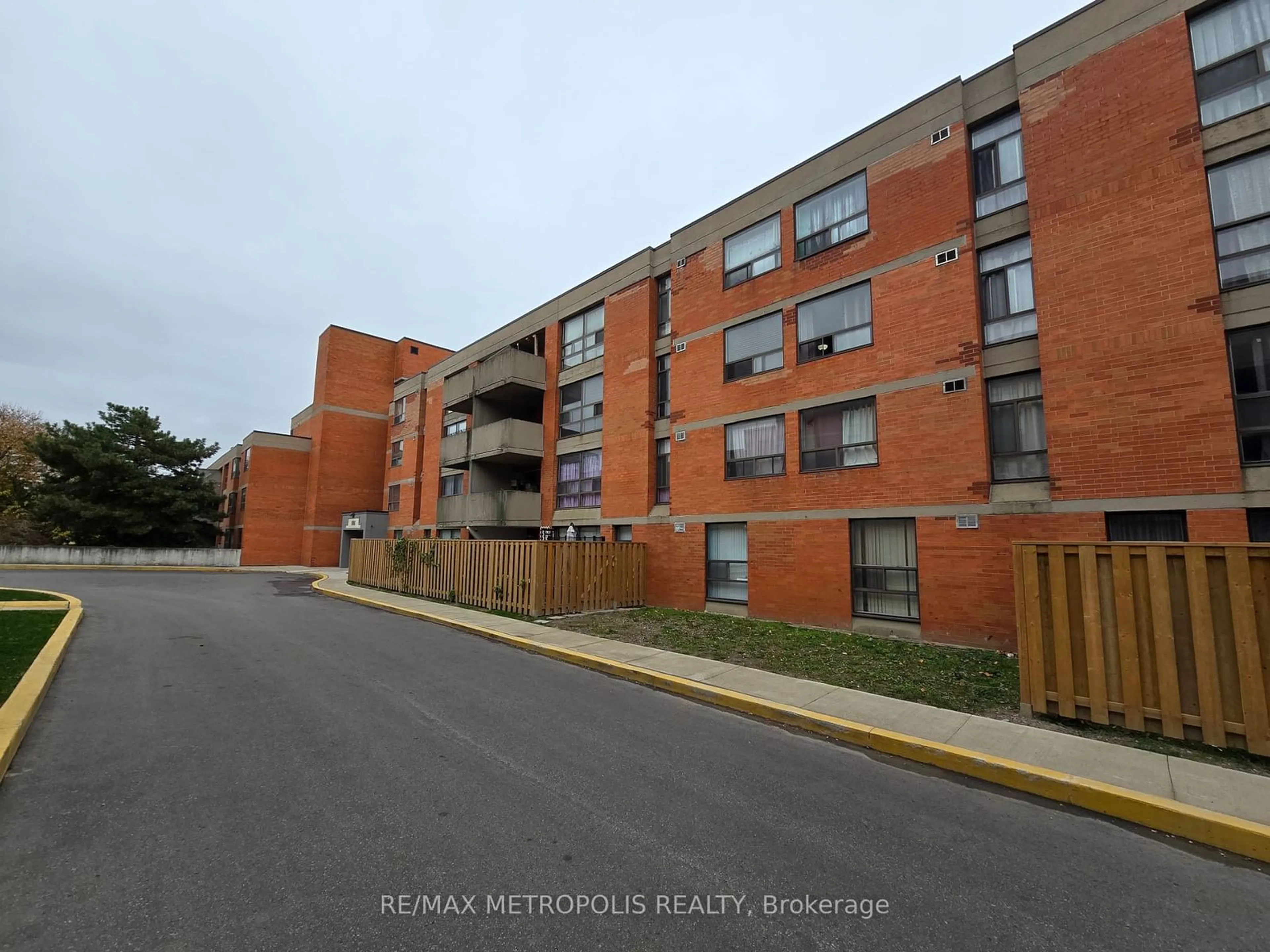 A pic from exterior of the house or condo, the front or back of building for 1701 Mccowan Rd #107, Toronto Ontario M1S 2Y3