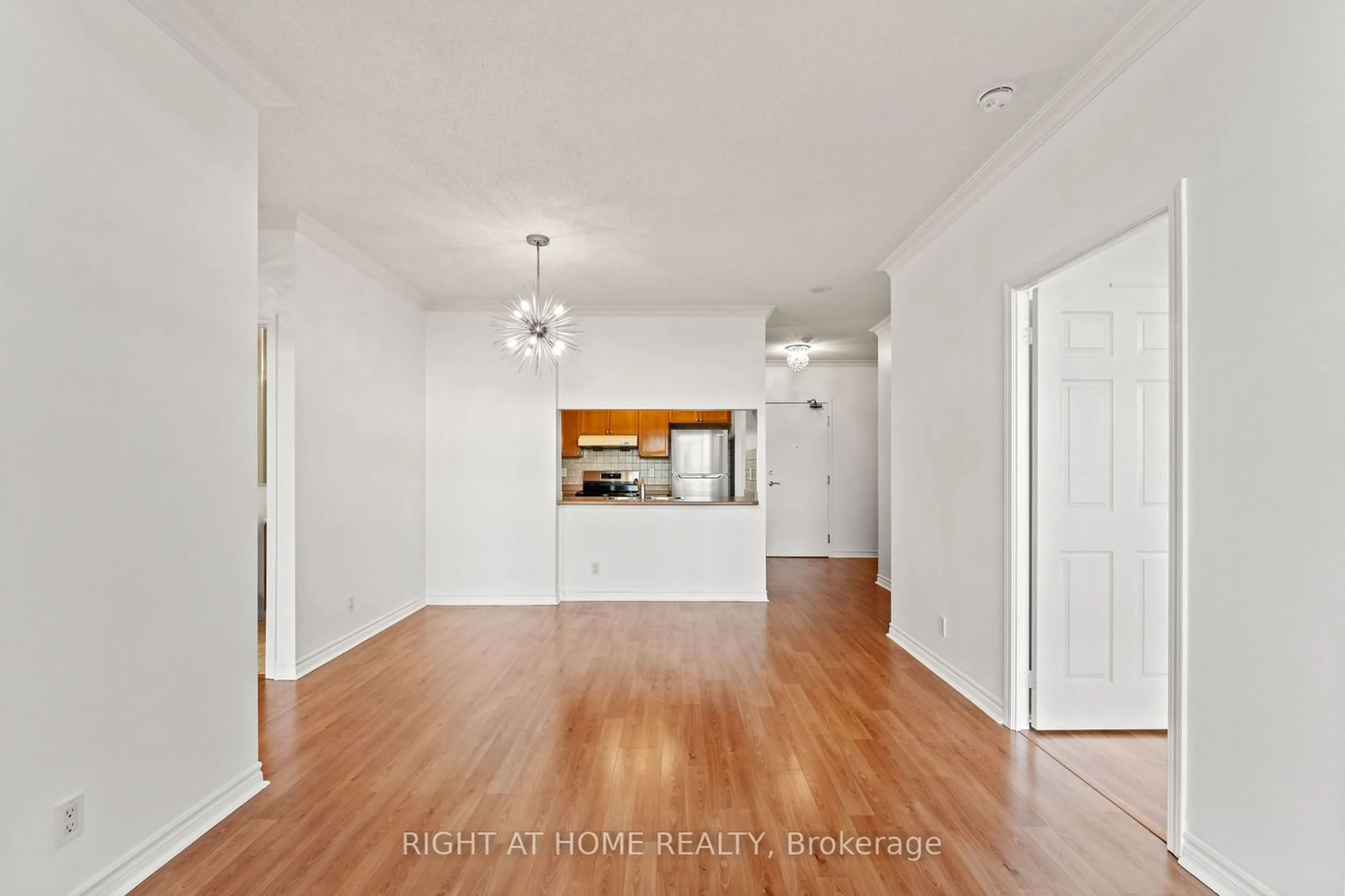 Indoor entryway, wood floors for 18 Mondeo Dr #PH42, Toronto Ontario M1P 5C8