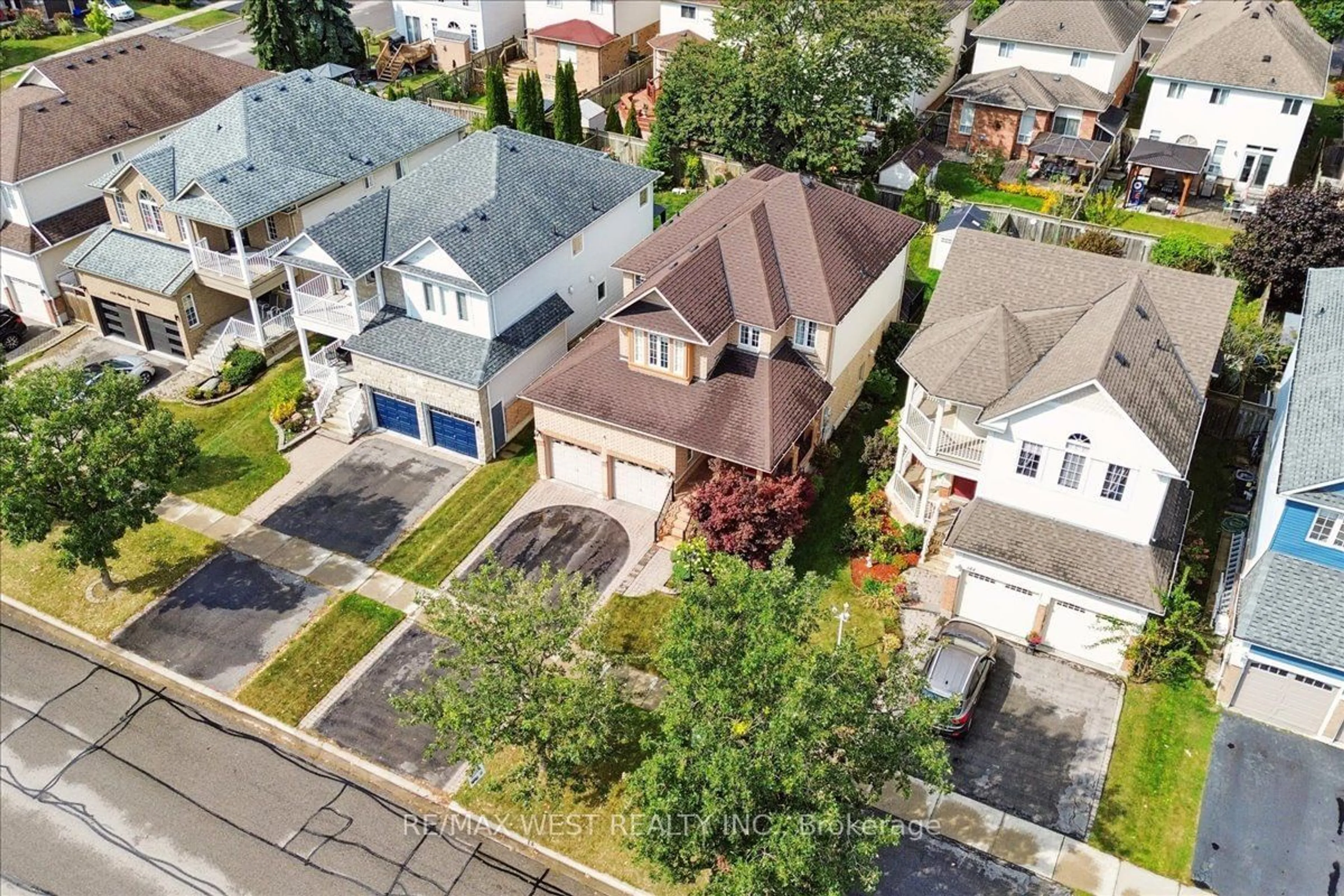 Frontside or backside of a home, the street view for 146 Whitby Shores Greenway, Whitby Ontario L1N 9P7