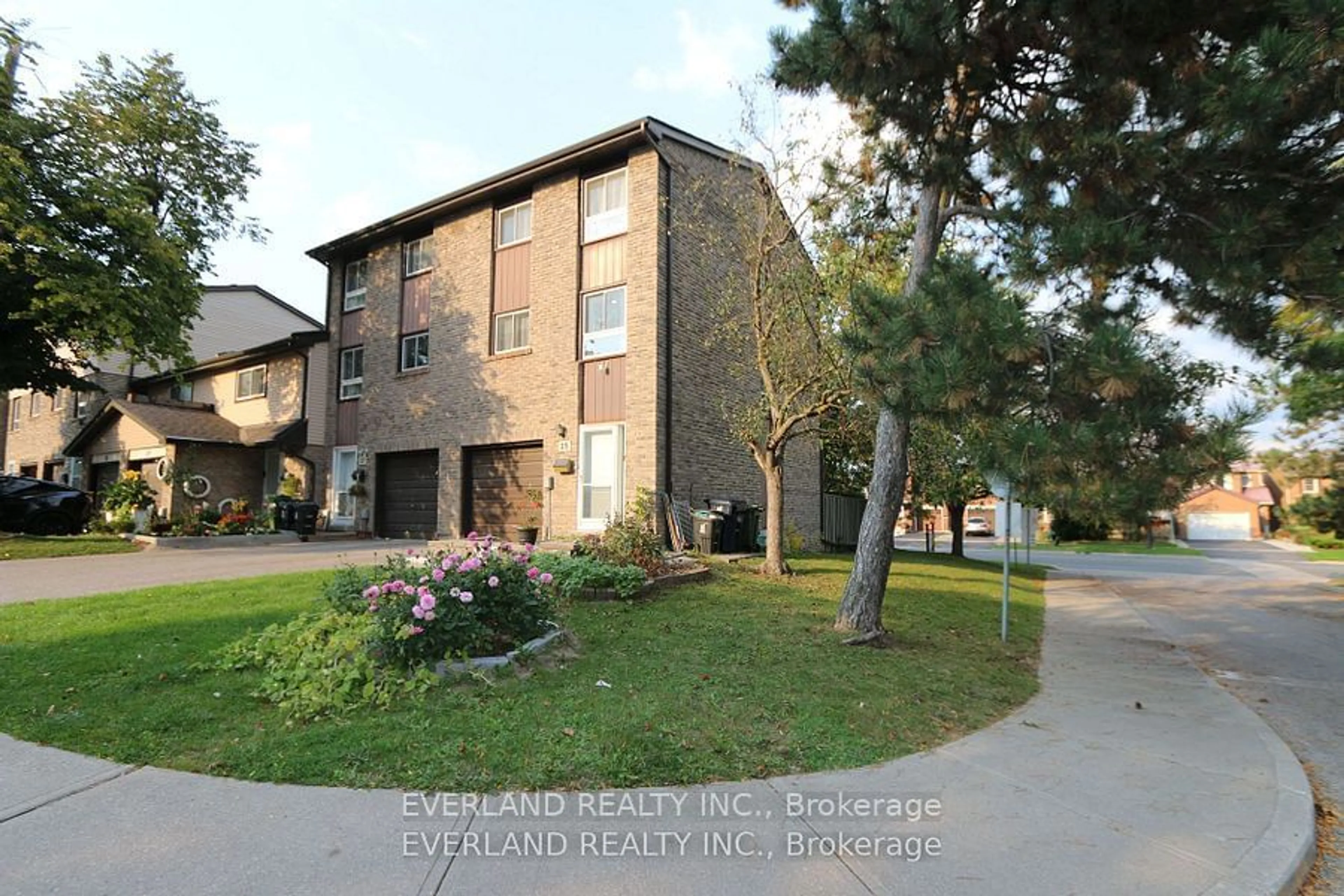 A pic from exterior of the house or condo, the street view for 1121 Sandhurst Circ #25, Toronto Ontario M1V 1V4