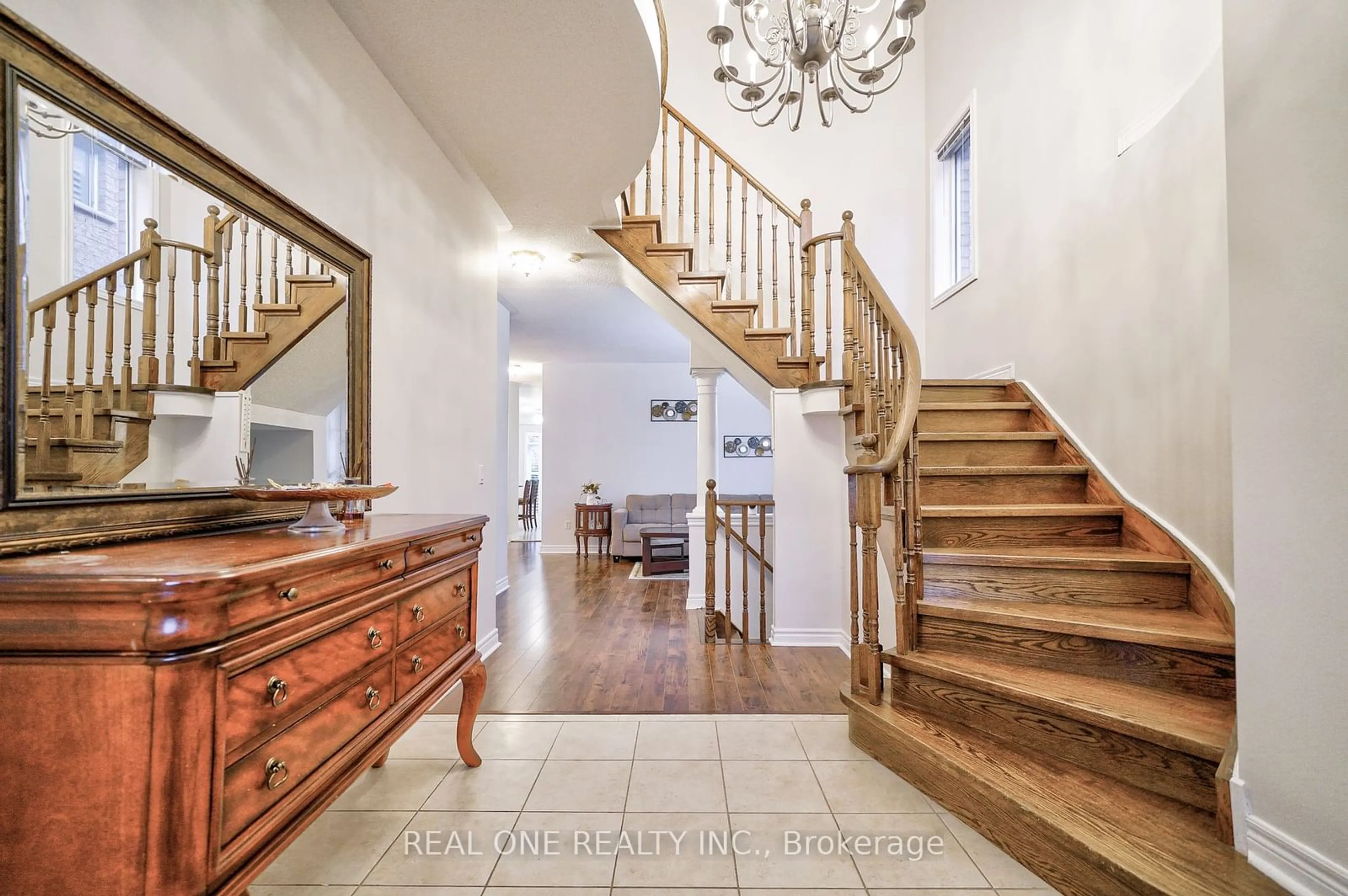 Indoor foyer, wood floors for 41 Timbercreek Crt, Toronto Ontario M1W 4A1