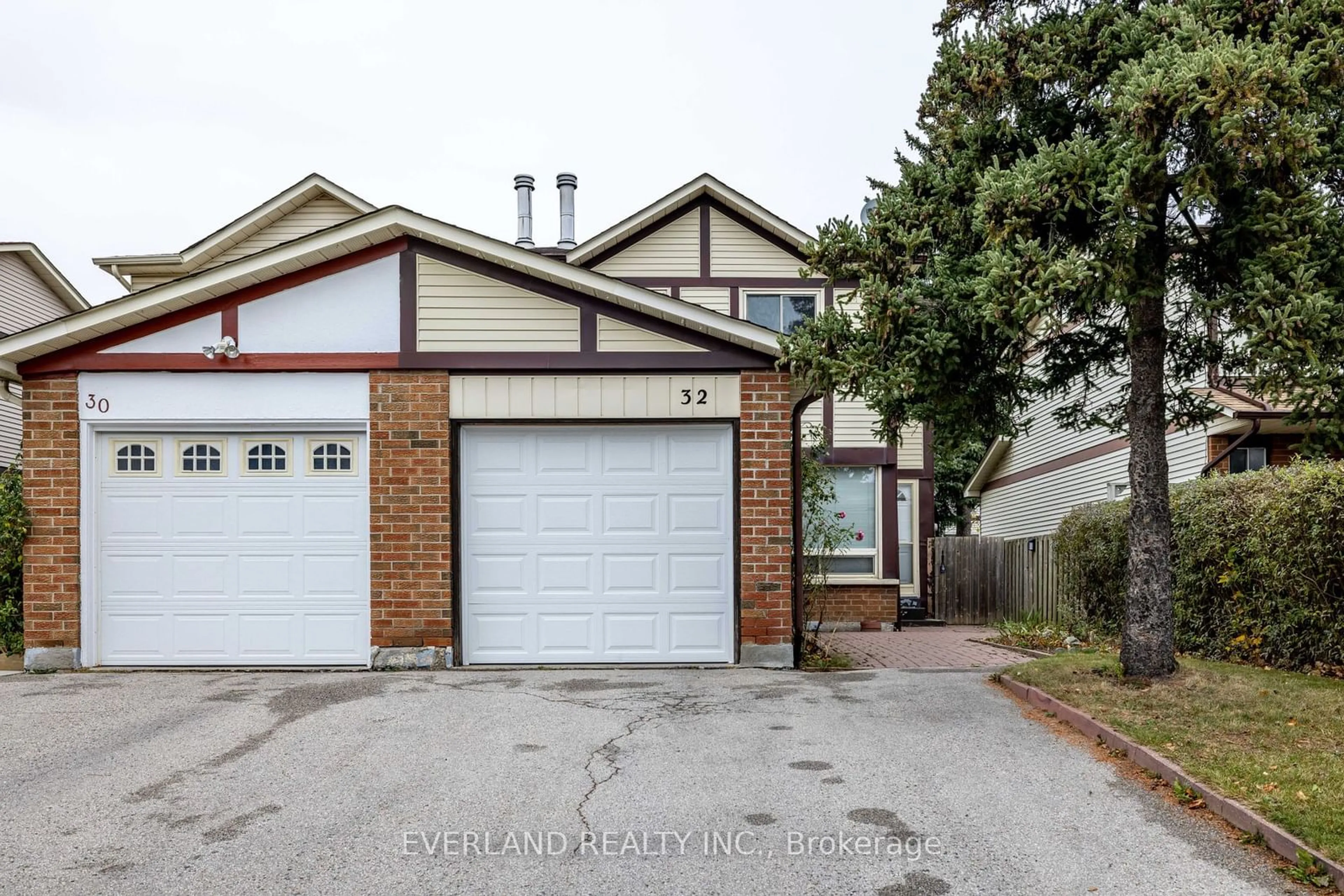 A pic from exterior of the house or condo, the street view for 32 Sadlee Cove Cres, Toronto Ontario M1V 1Y4