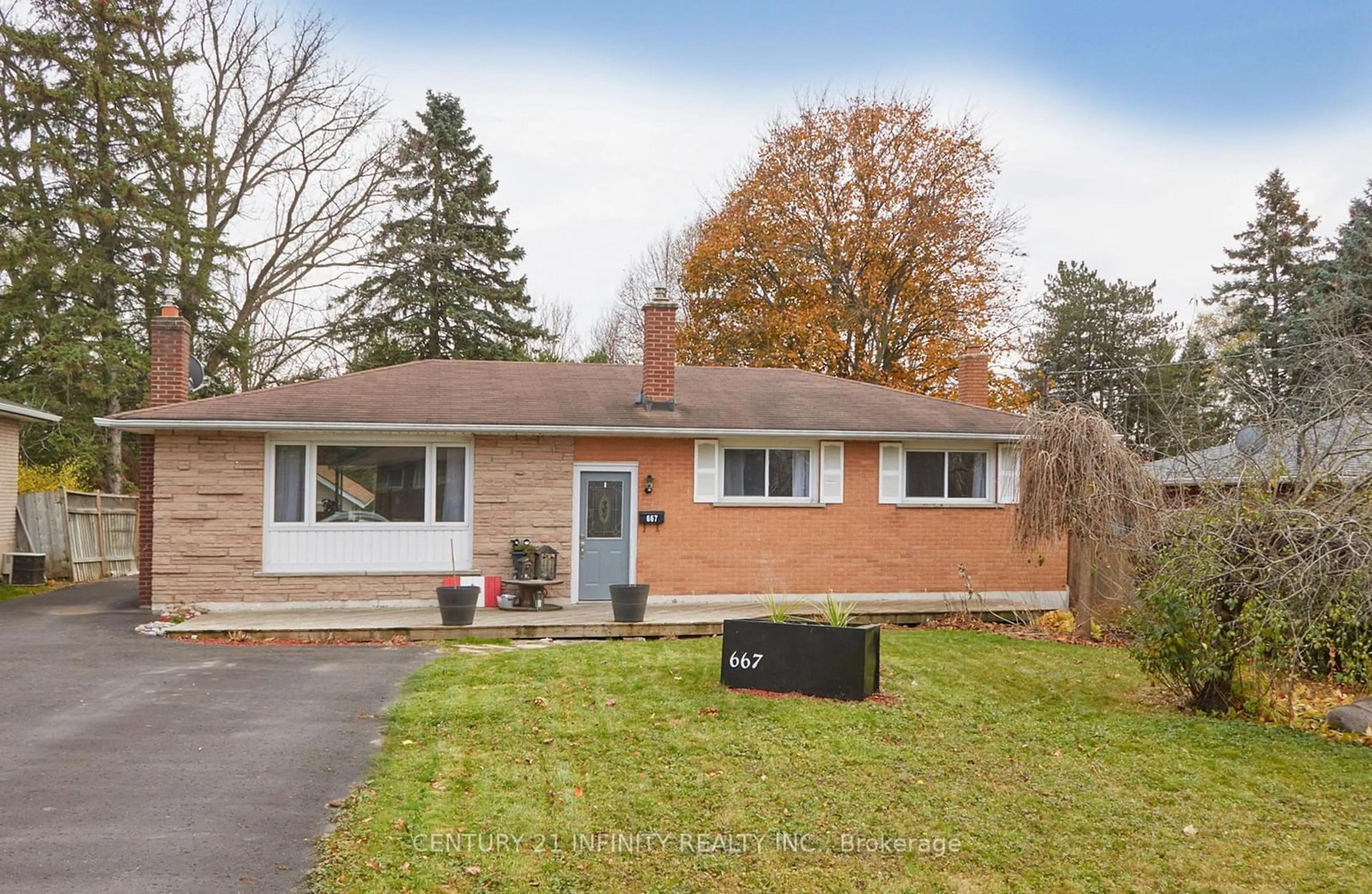 Frontside or backside of a home, the street view for 667 Sunset Blvd, Clarington Ontario L1B 1E1