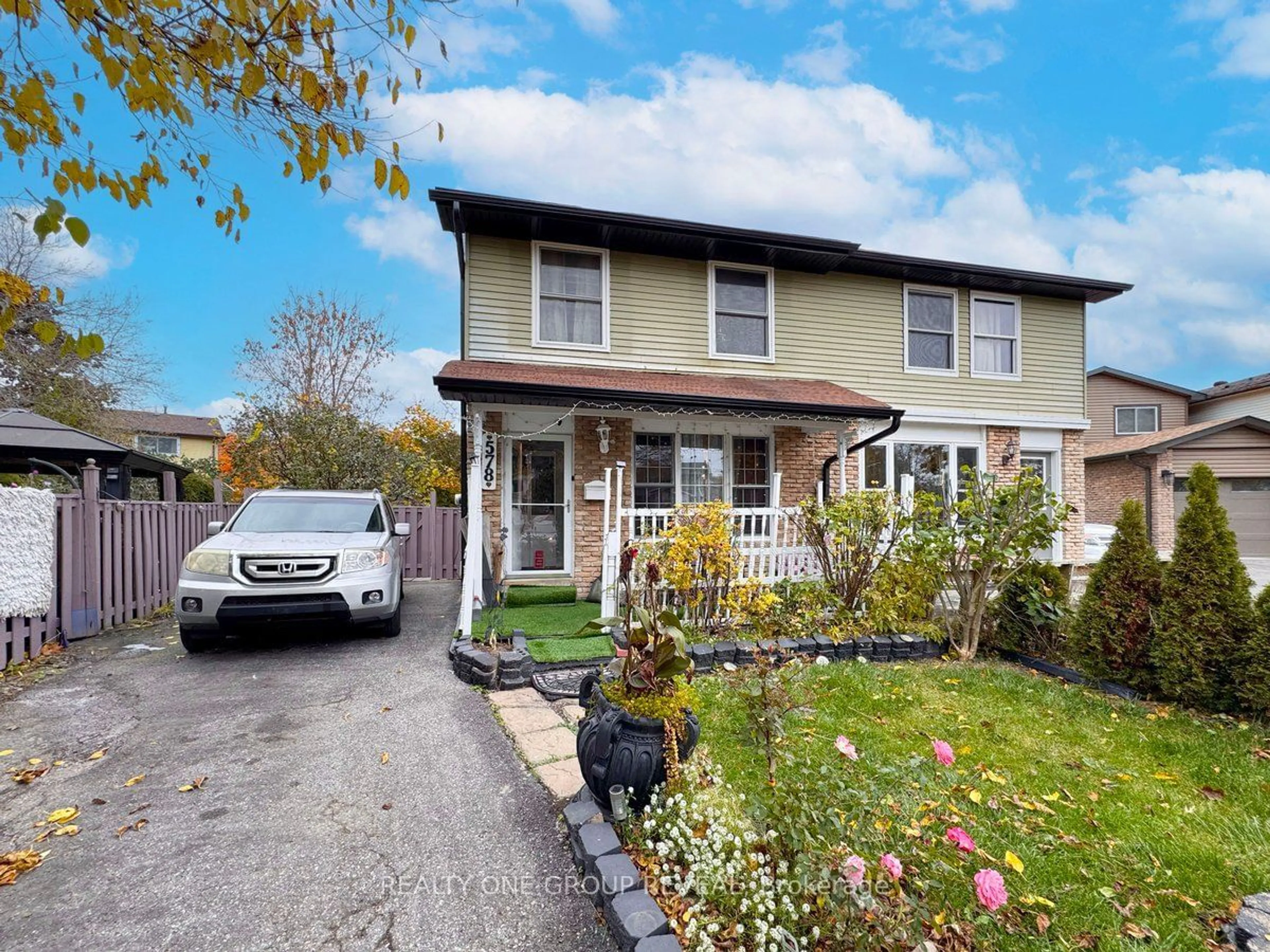 A pic from exterior of the house or condo, the street view for 578 Lakeview Ave, Oshawa Ontario L1J 1B1