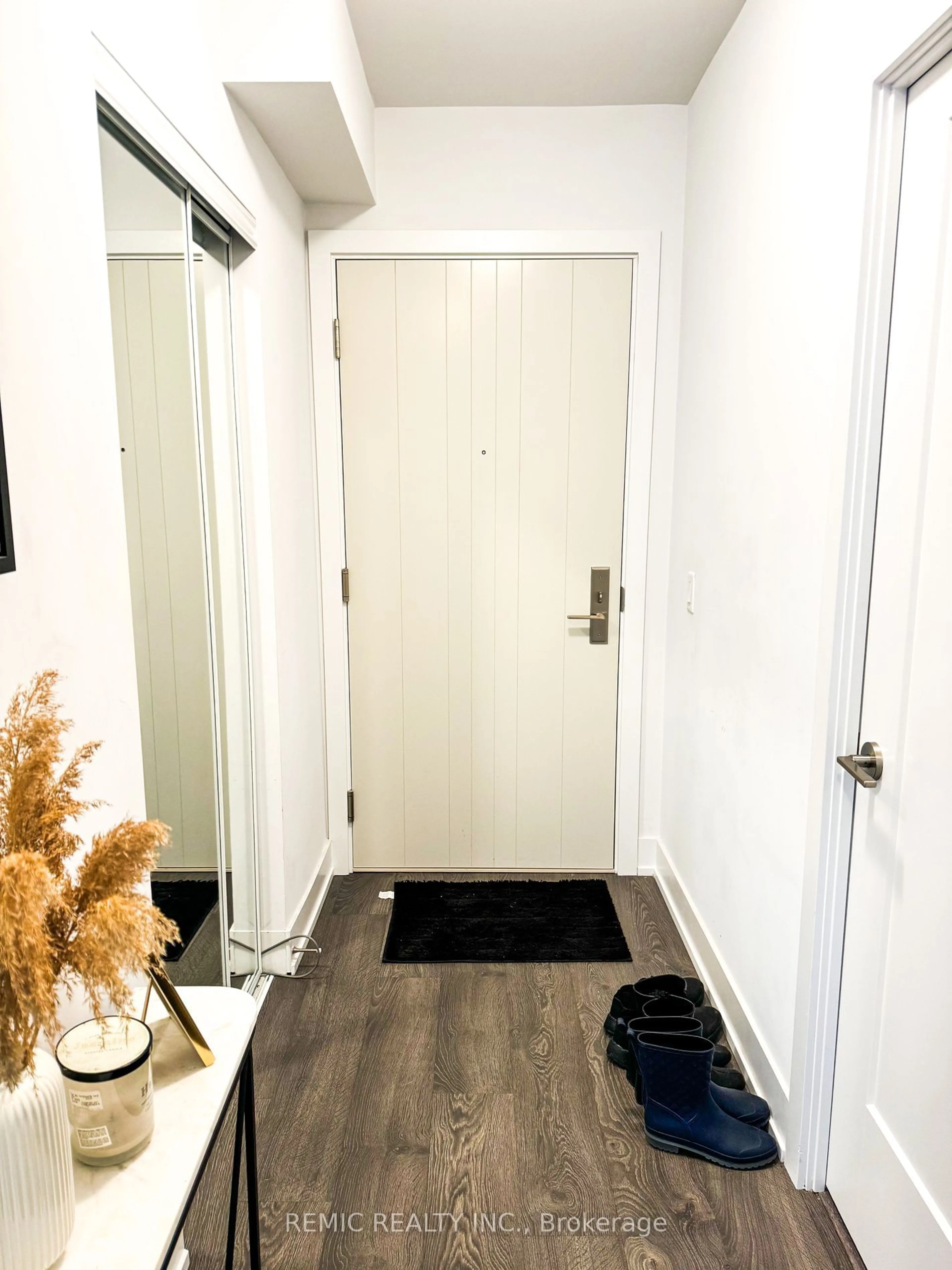 Indoor entryway, wood floors for 2550 simcoe St #1215, Oshawa Ontario L1L 0R5