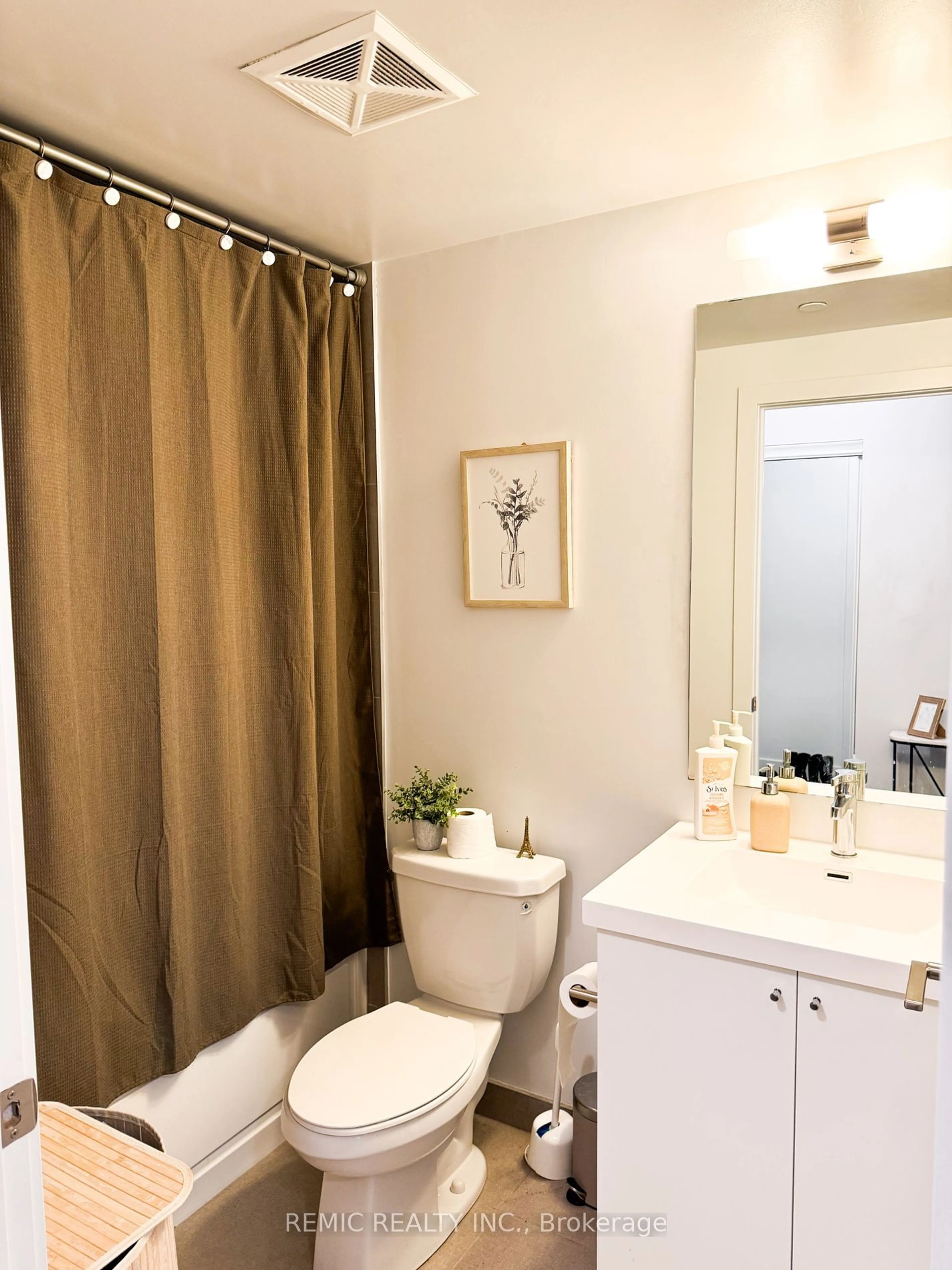 Standard bathroom for 2550 simcoe St #1215, Oshawa Ontario L1L 0R5