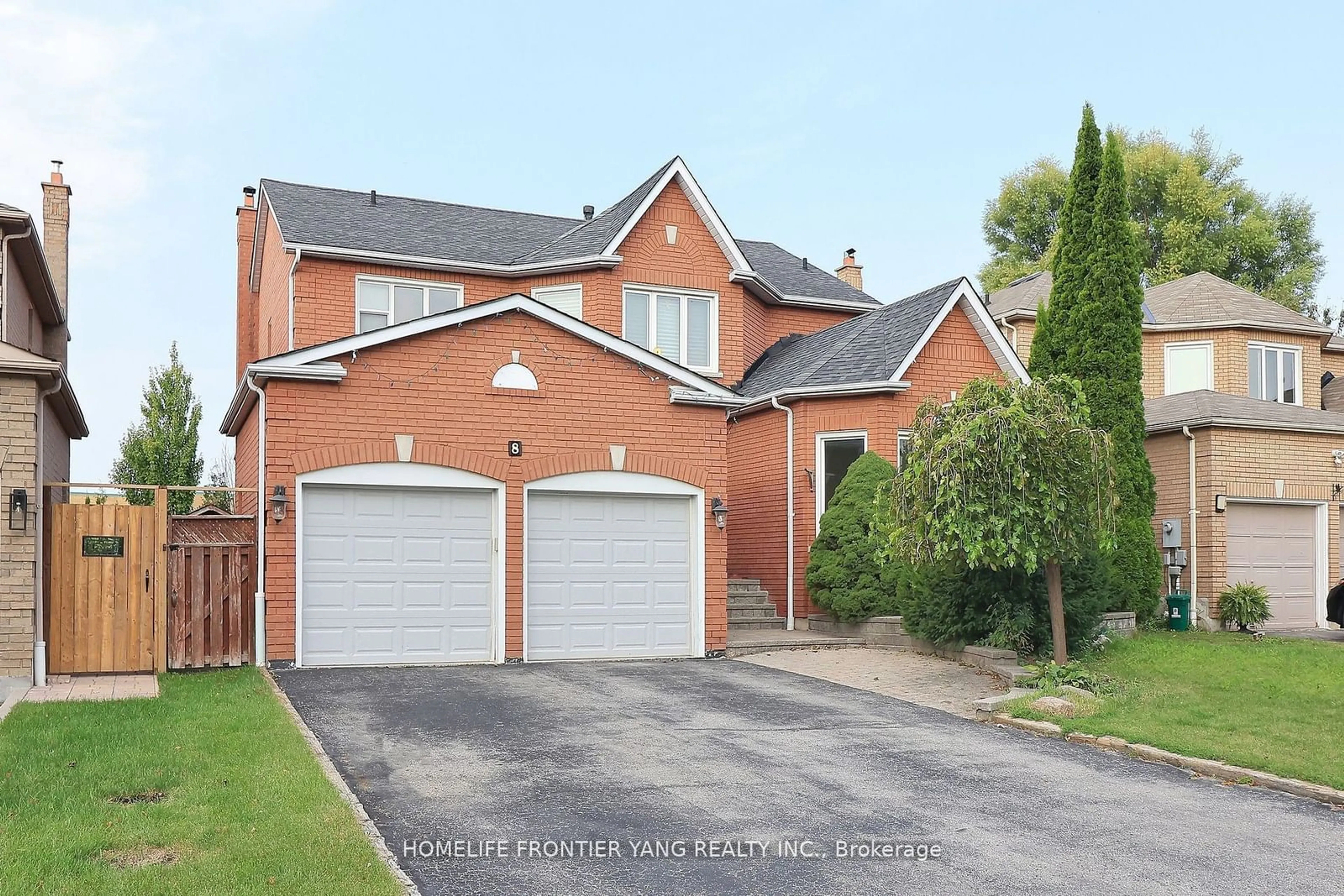 Frontside or backside of a home, the street view for 8 Wigston Crt, Whitby Ontario L1R 2B9