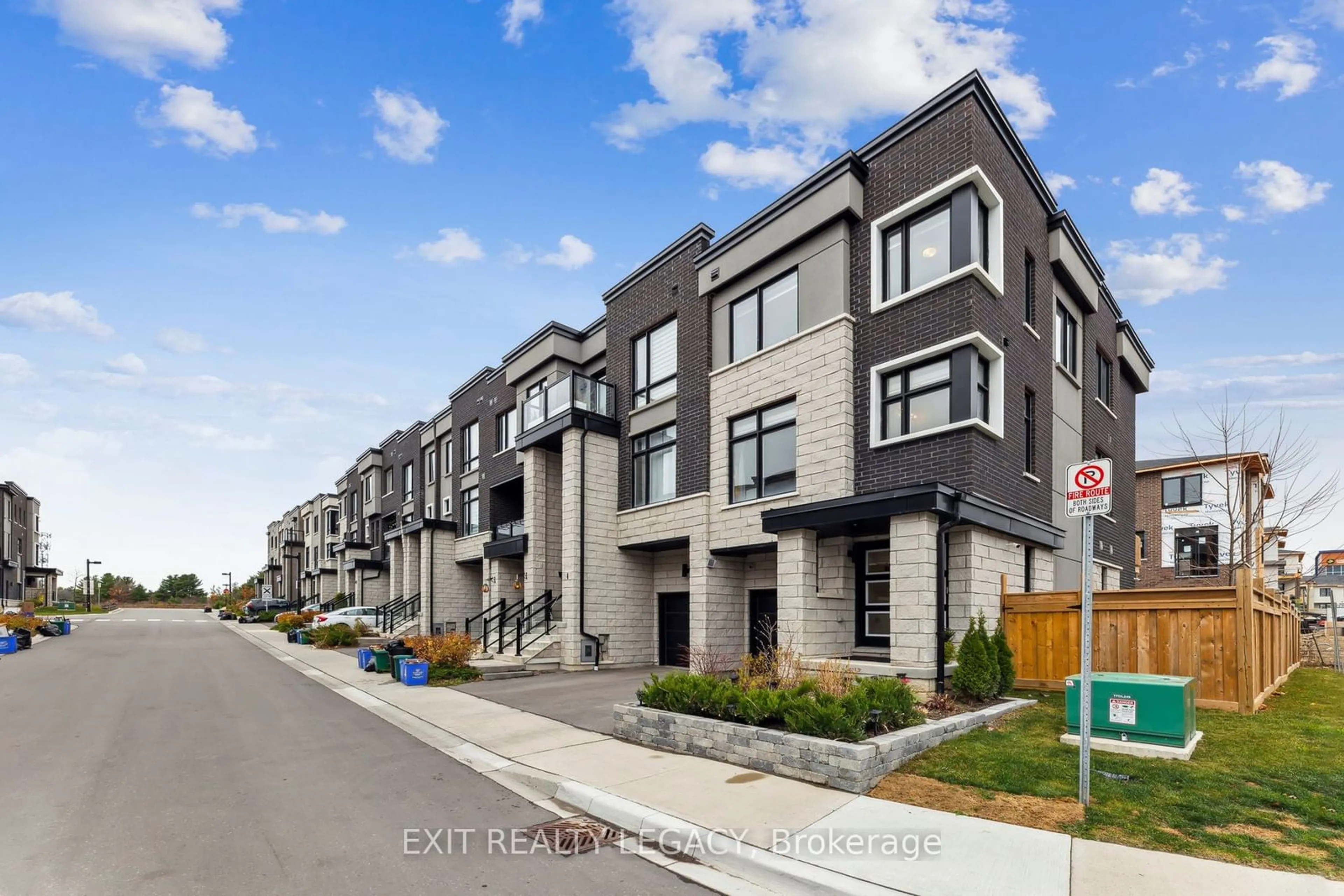 A pic from exterior of the house or condo, the street view for 2528 Castlegate Crossing, Pickering Ontario L1X 0H6