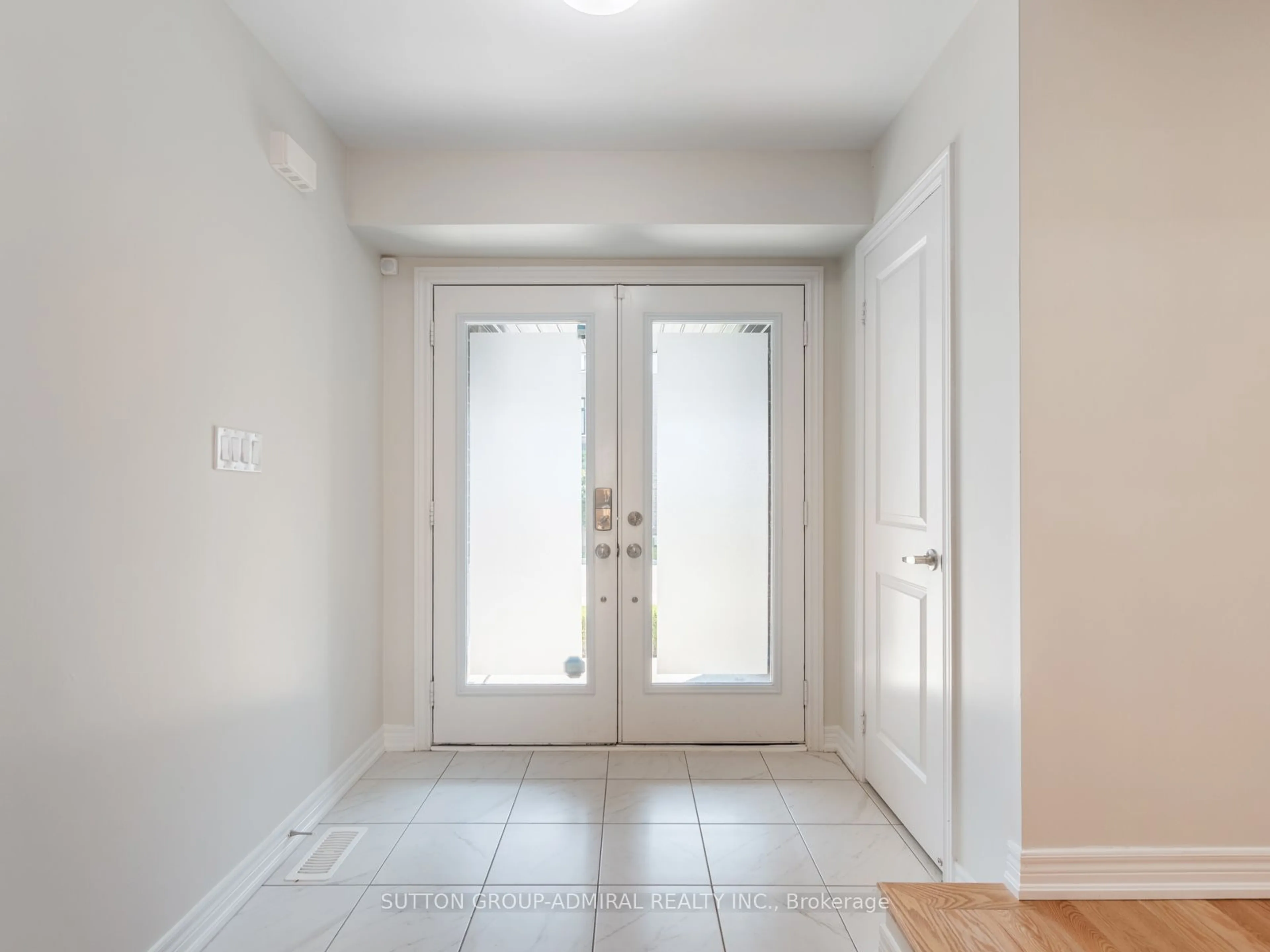 Indoor entryway, wood floors for 1369 Gull Crossing, Pickering Ontario L1W 0B7