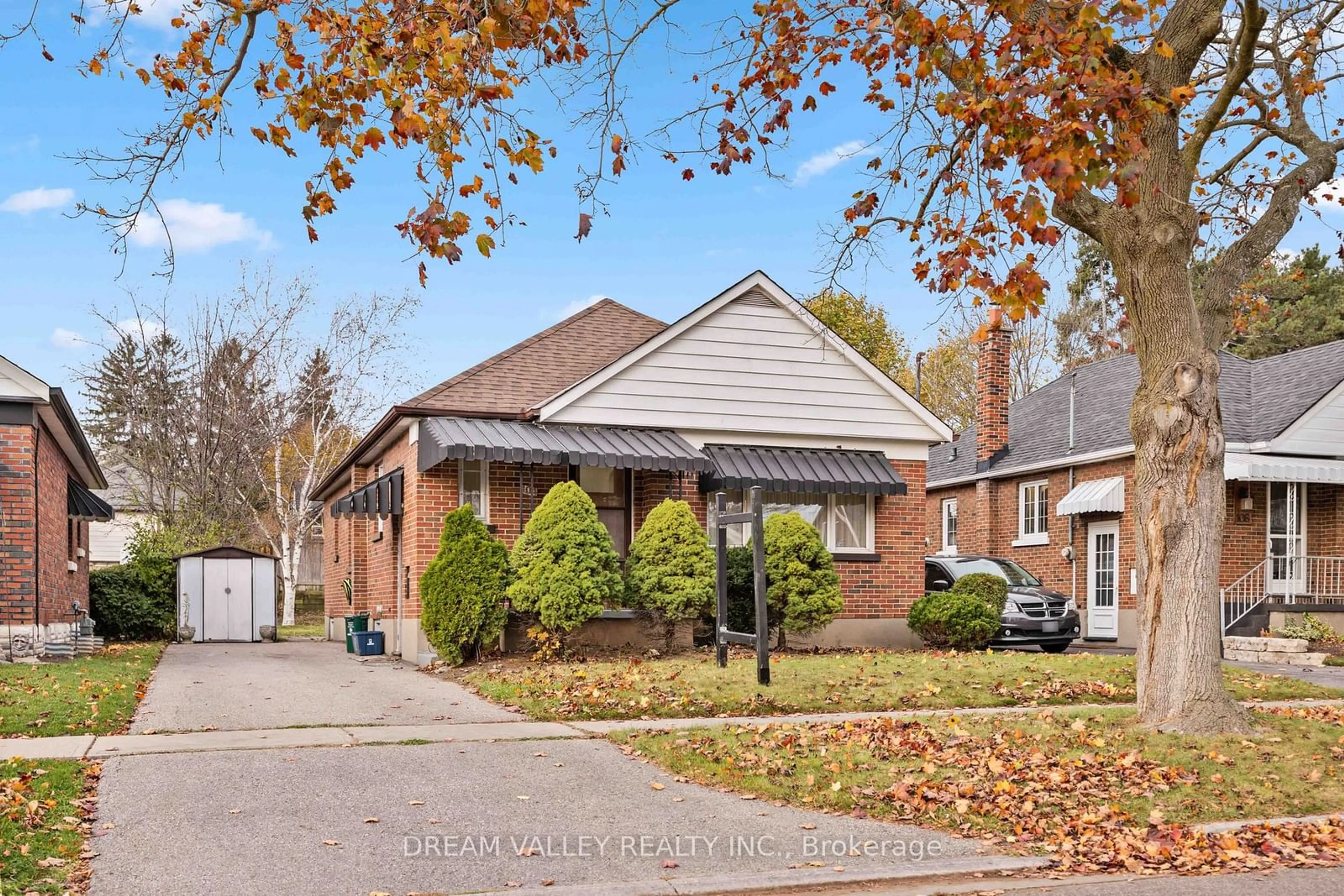 Frontside or backside of a home, the street view for 104 Oakes Ave, Oshawa Ontario L1G 6C6