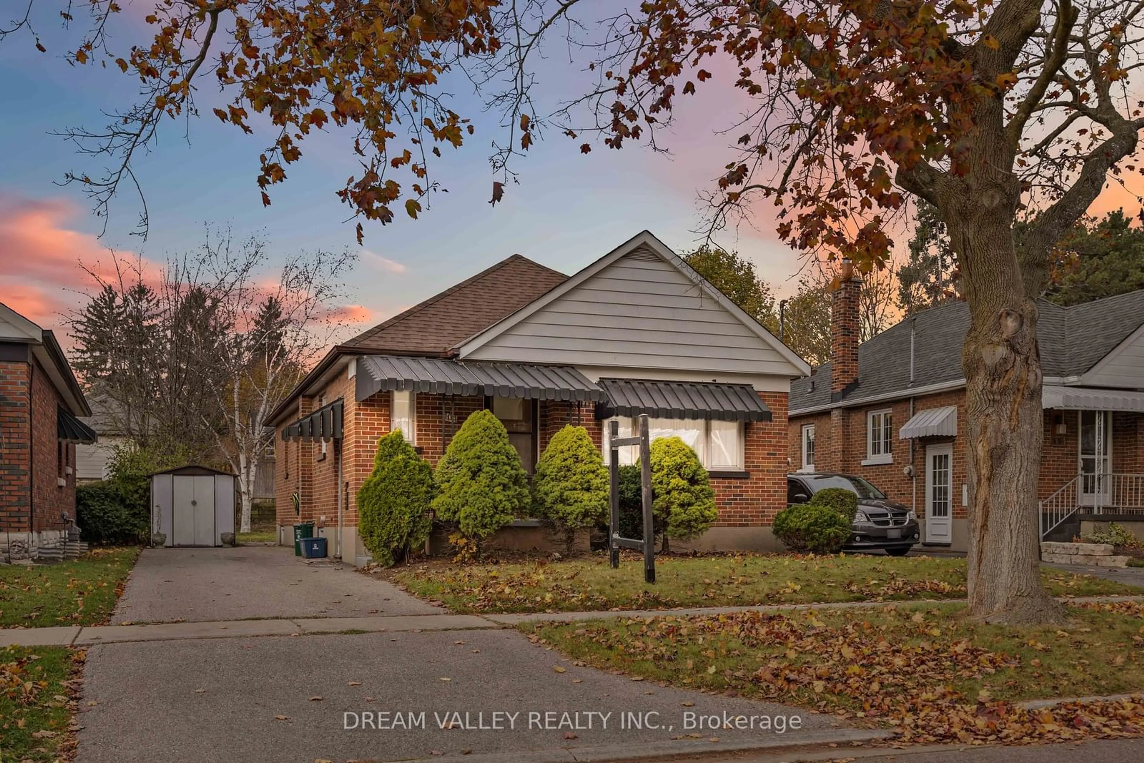 A pic from exterior of the house or condo, the street view for 104 Oakes Ave, Oshawa Ontario L1G 6C6