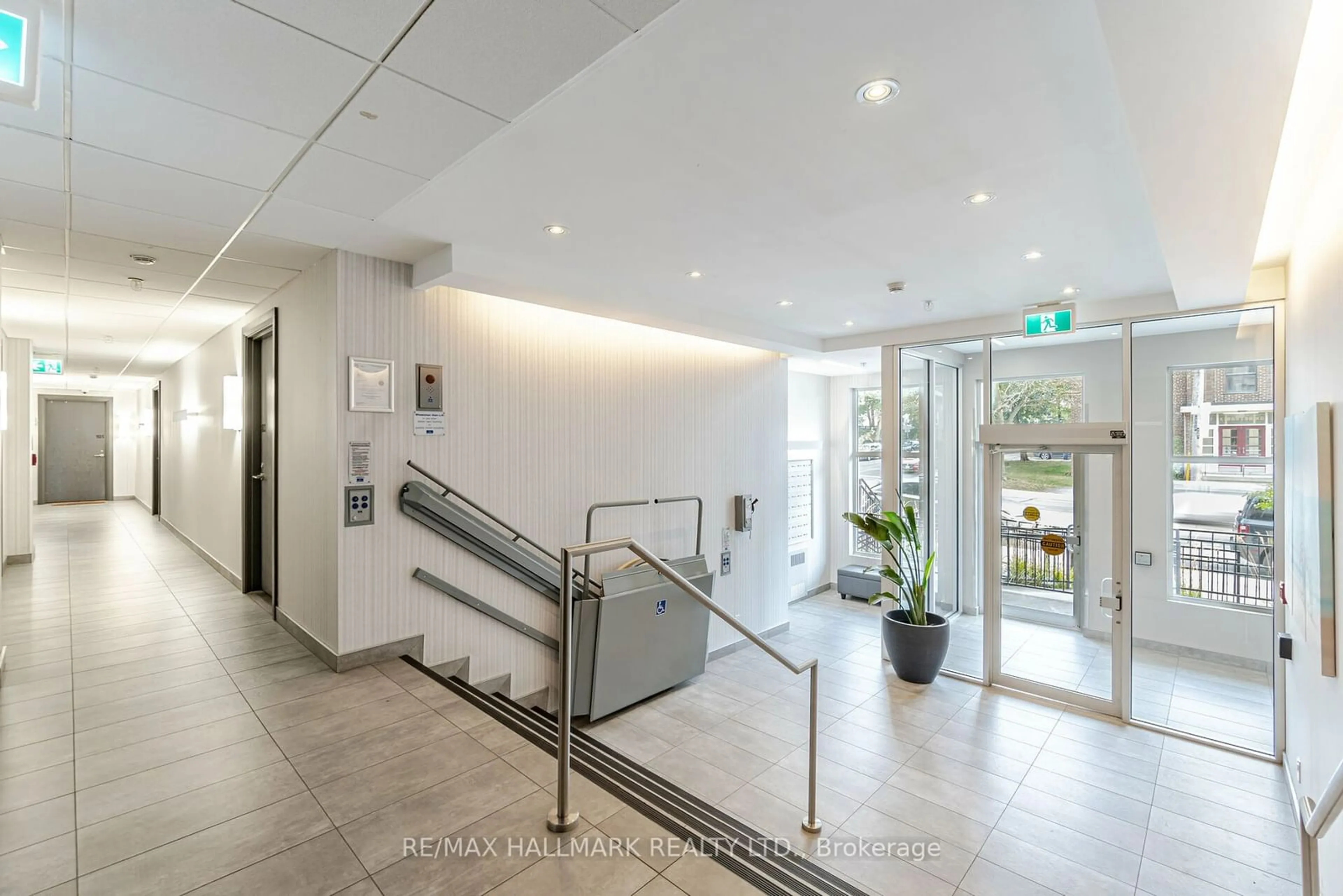 Indoor foyer, cement floor for 580 Kingston Rd #104, Toronto Ontario M4E 1P9