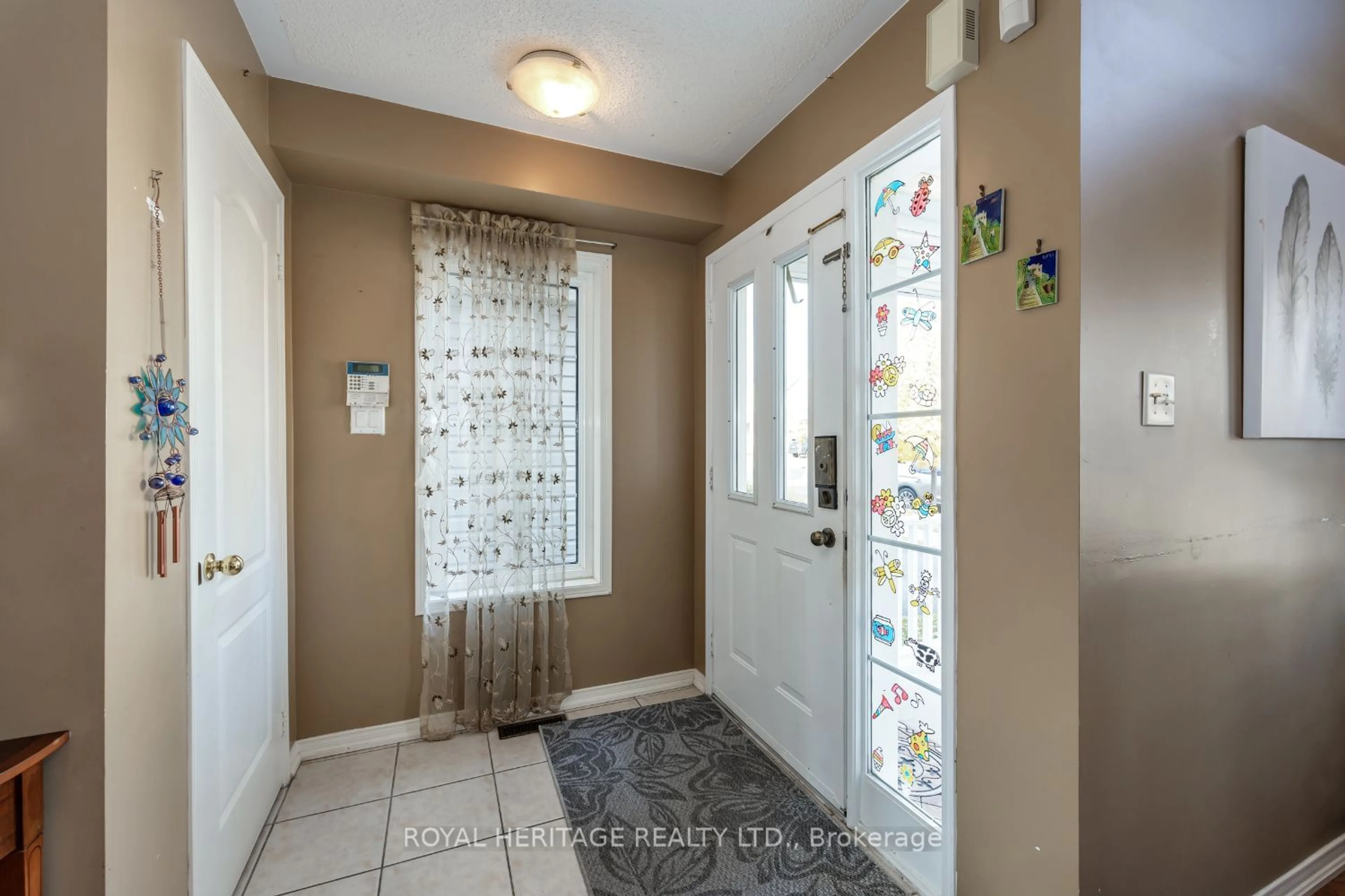 Indoor entryway, carpet floors for 1442 Bridgeport St, Oshawa Ontario L1K 2P5