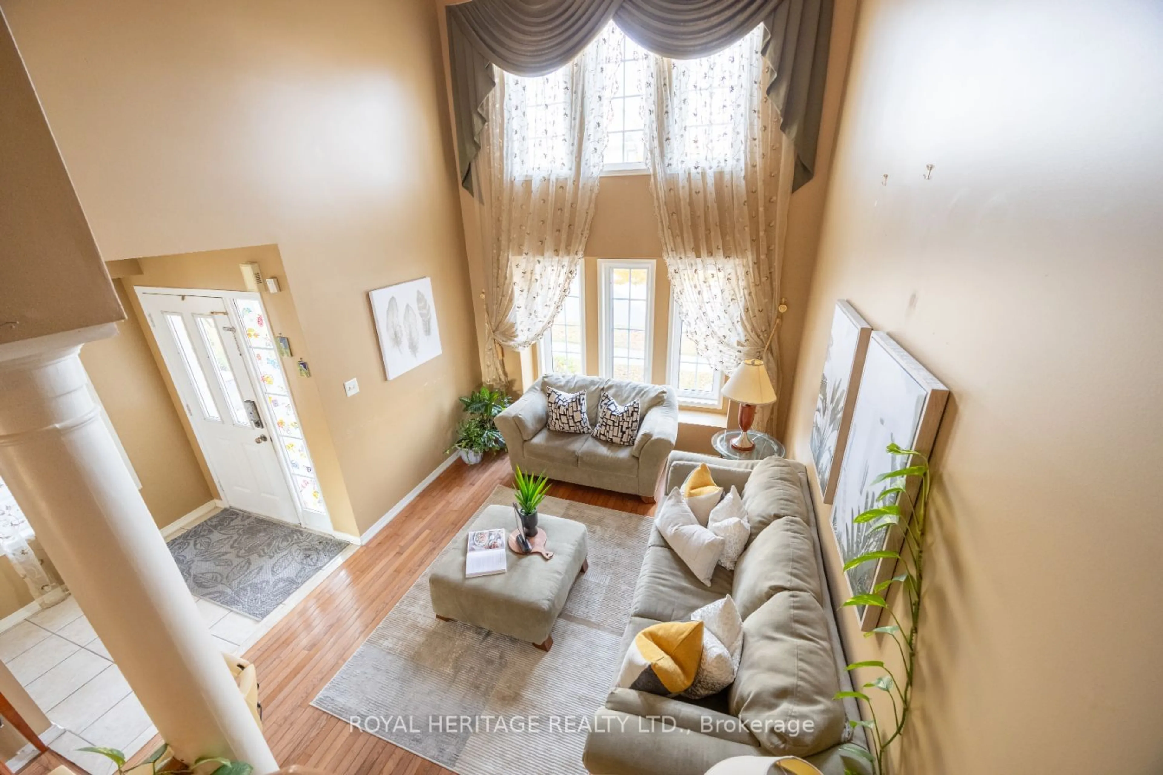 Living room, wood floors for 1442 Bridgeport St, Oshawa Ontario L1K 2P5