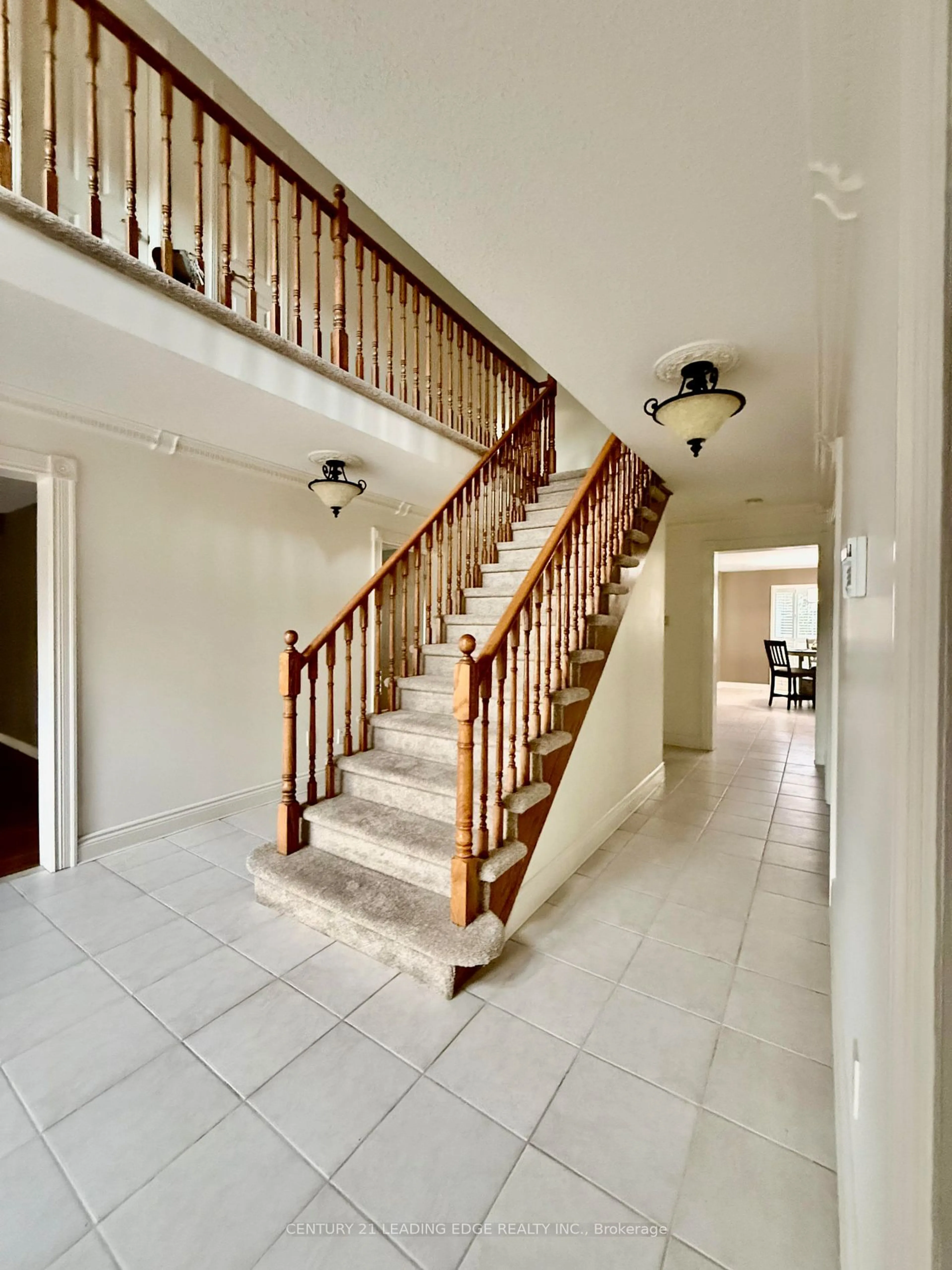 Indoor foyer, wood floors for 492 Palmtree Cres, Oshawa Ontario L1K 2H3