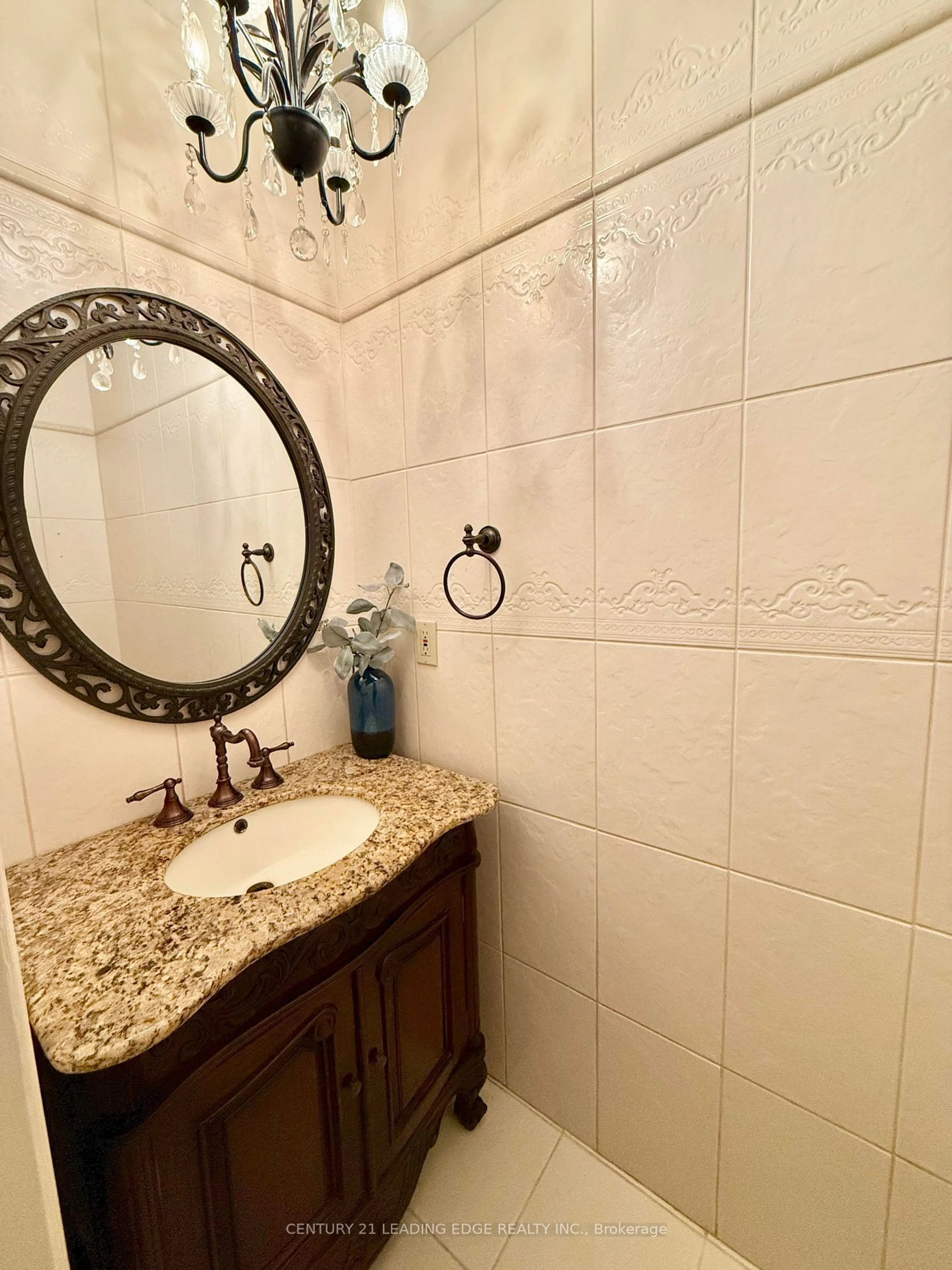 Bathroom, ceramic floors for 492 Palmtree Cres, Oshawa Ontario L1K 2H3