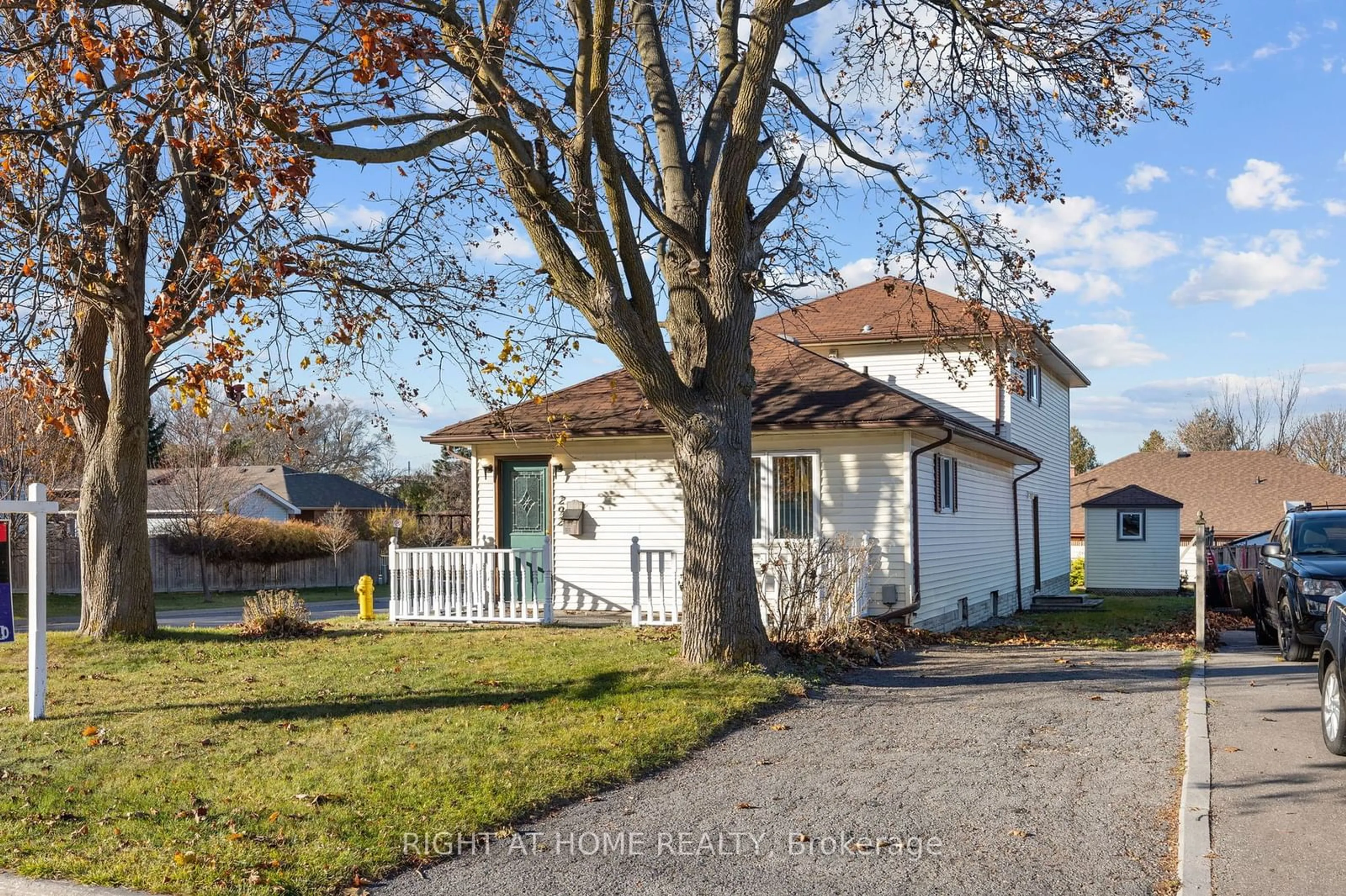 Frontside or backside of a home, cottage for 292 Pacific Ave, Oshawa Ontario L1J 1V6