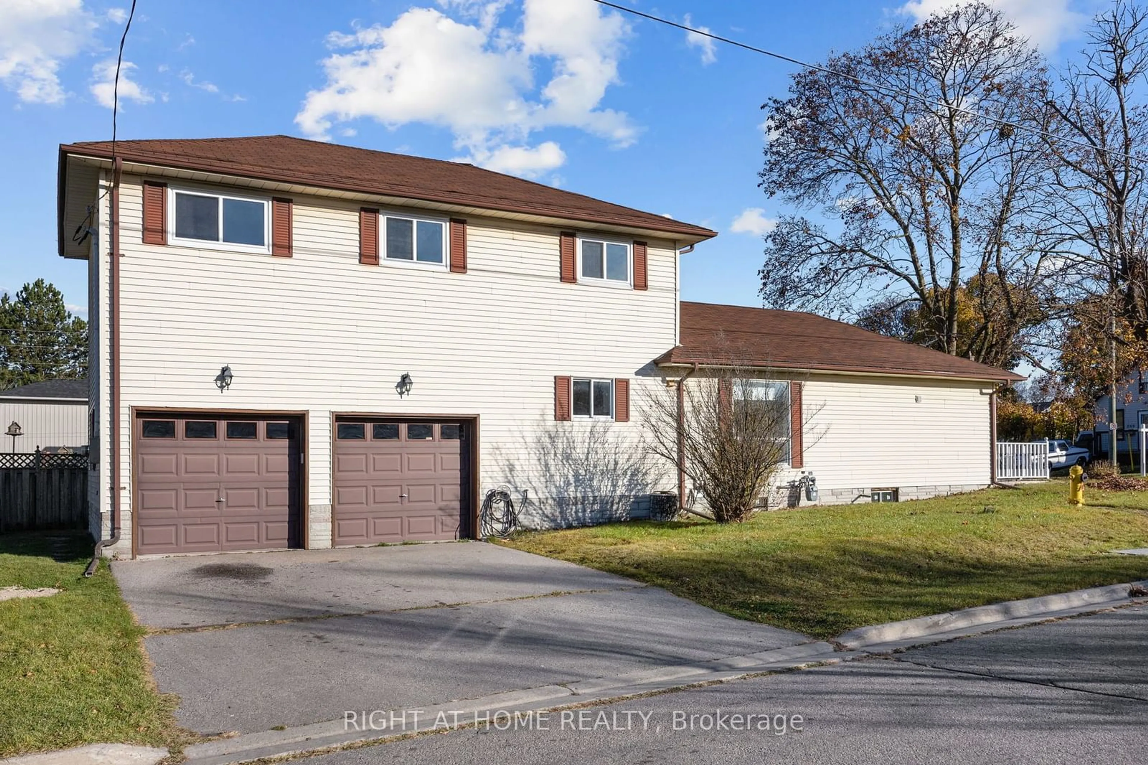 Frontside or backside of a home, cottage for 292 Pacific Ave, Oshawa Ontario L1J 1V6