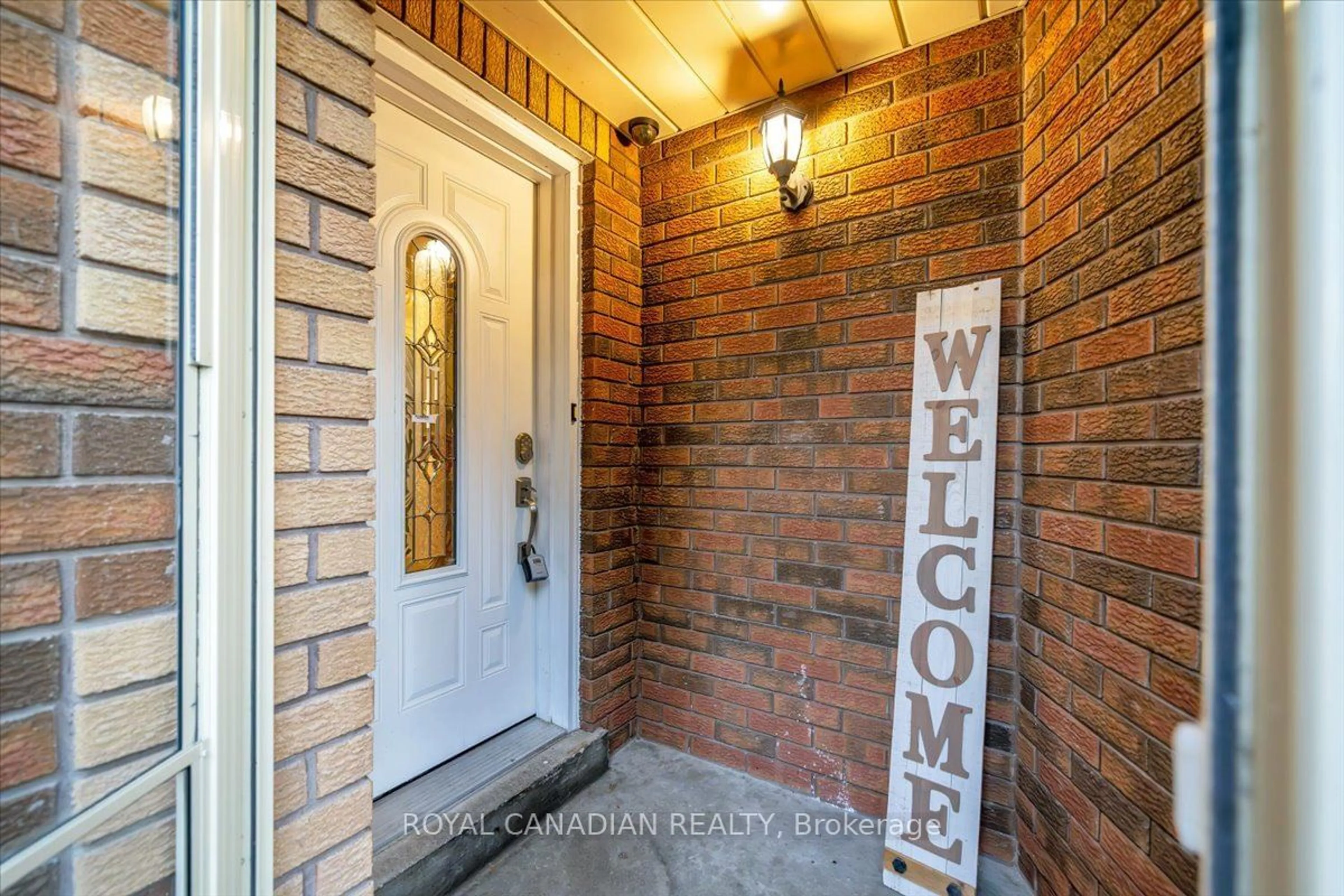 Indoor entryway, wood floors for 1 Barwick Crt, Whitby Ontario L1N 9C2