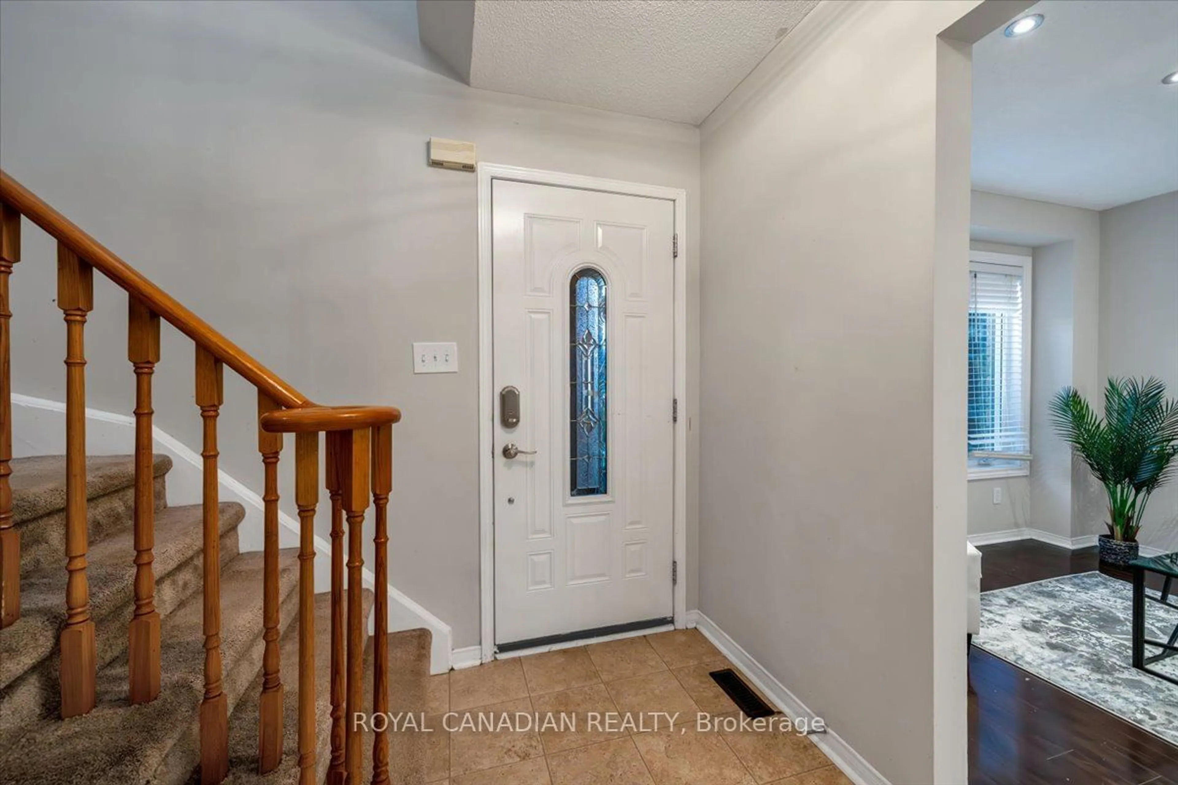 Indoor entryway, wood floors for 1 Barwick Crt, Whitby Ontario L1N 9C2