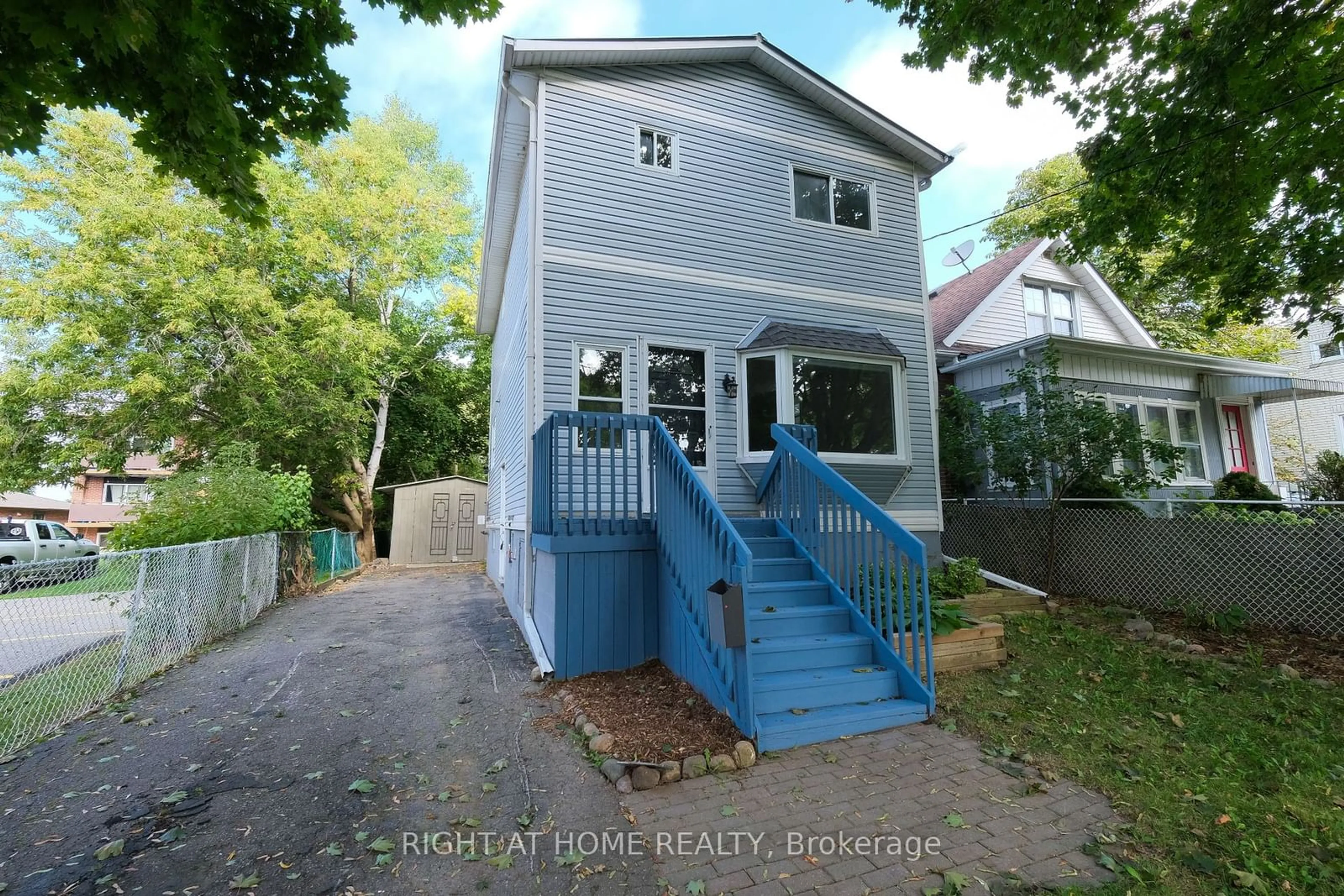 Frontside or backside of a home, cottage for 118 Thomas St, Oshawa Ontario L1H 3W8