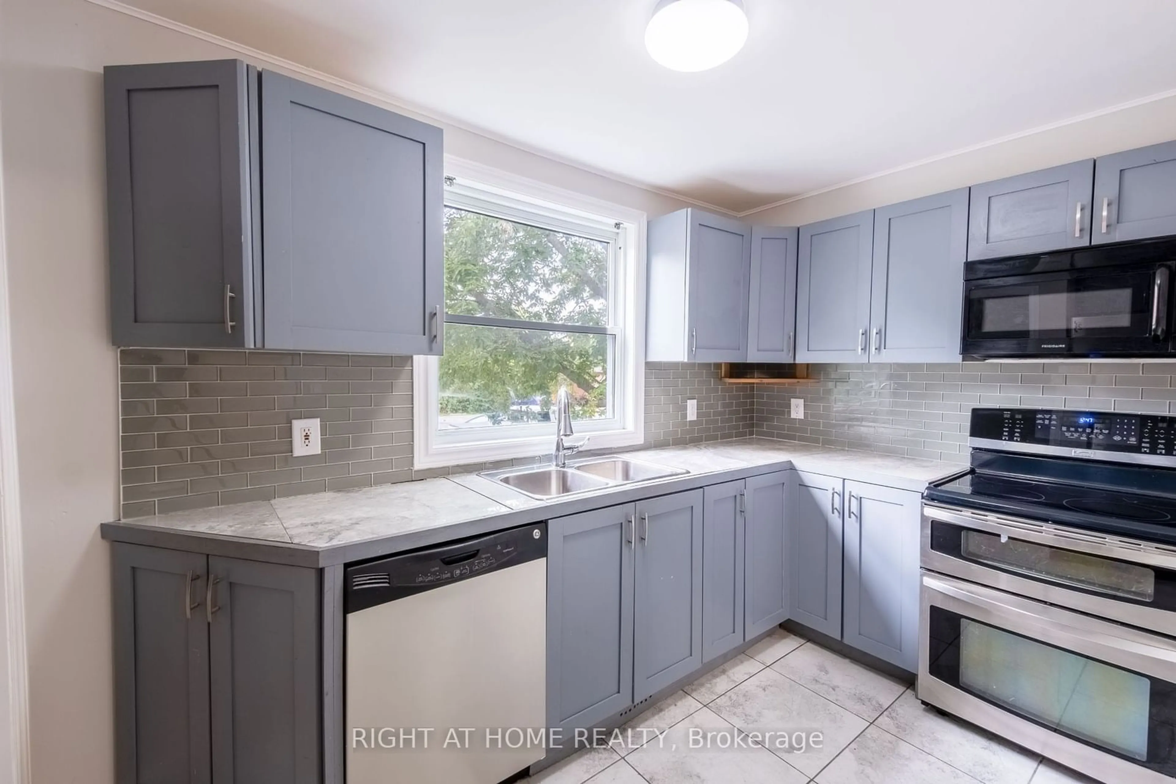 Standard kitchen for 118 Thomas St, Oshawa Ontario L1H 3W8