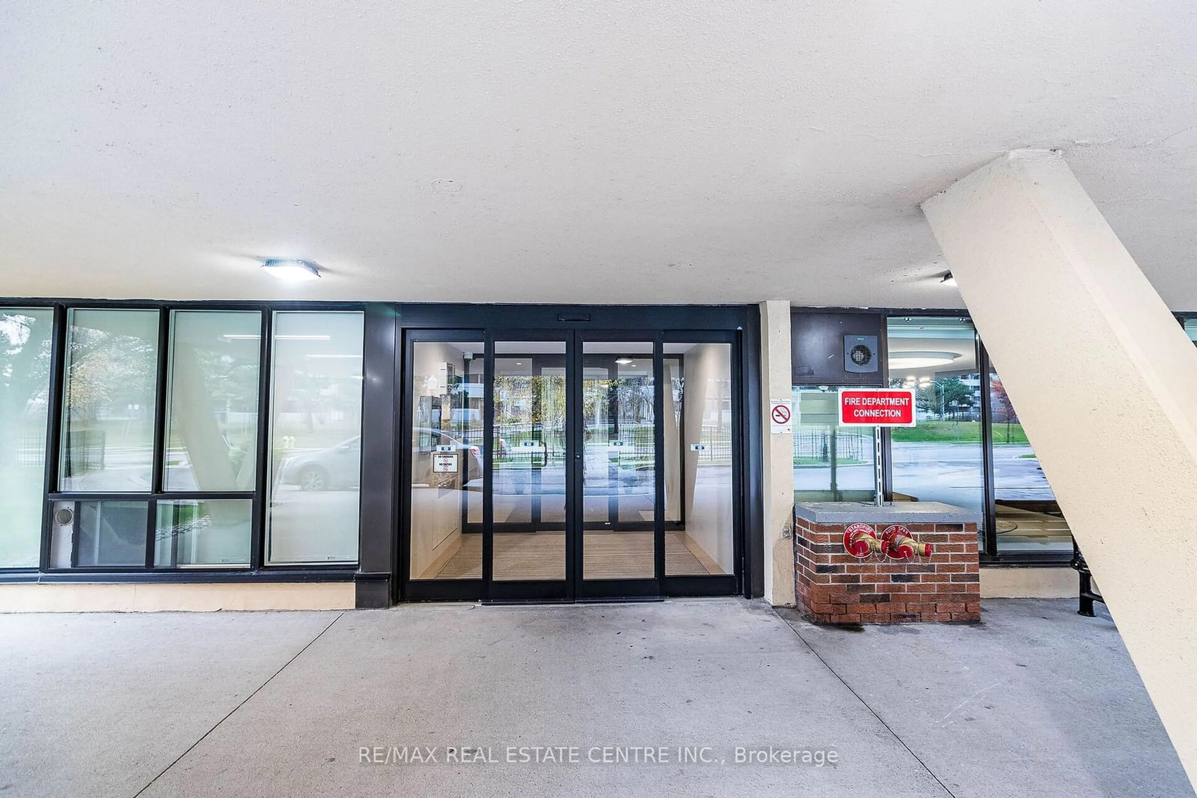 Indoor foyer, cement floor for 101 Prudential Dr #508, Toronto Ontario M1P 4S5