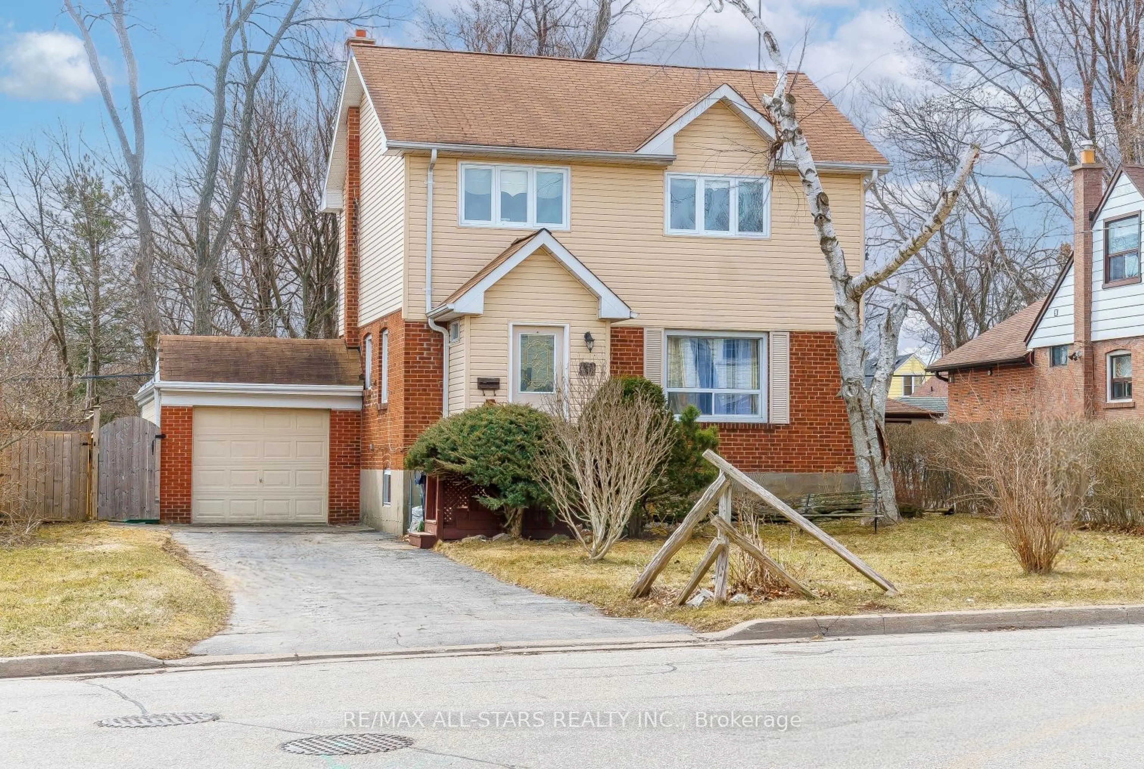 Frontside or backside of a home, the street view for 195 Phyllis Ave, Toronto Ontario M1M 1Y9