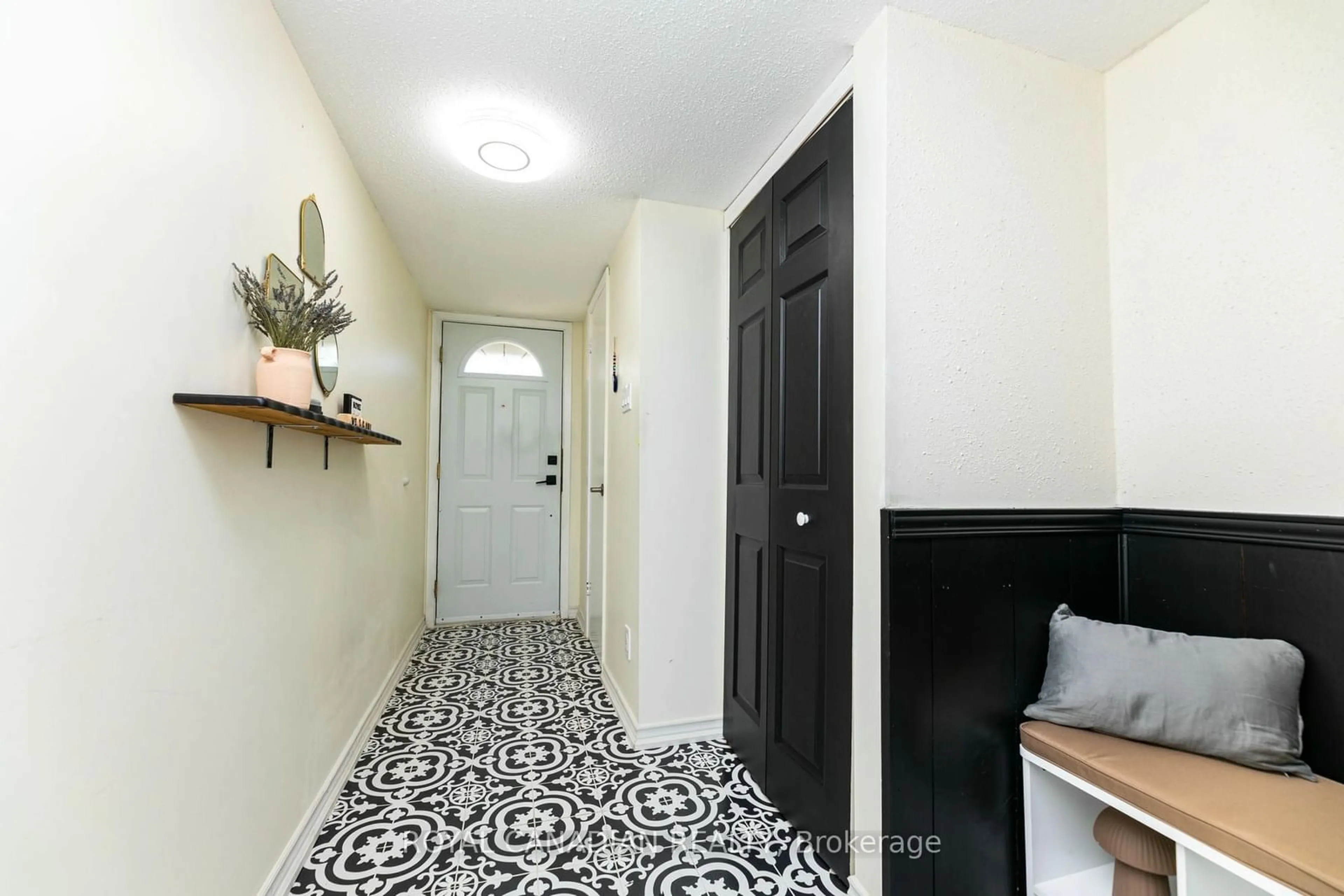 Indoor entryway, ceramic floors for 1915 DENMAR Rd #122, Pickering Ontario L1V 3E1