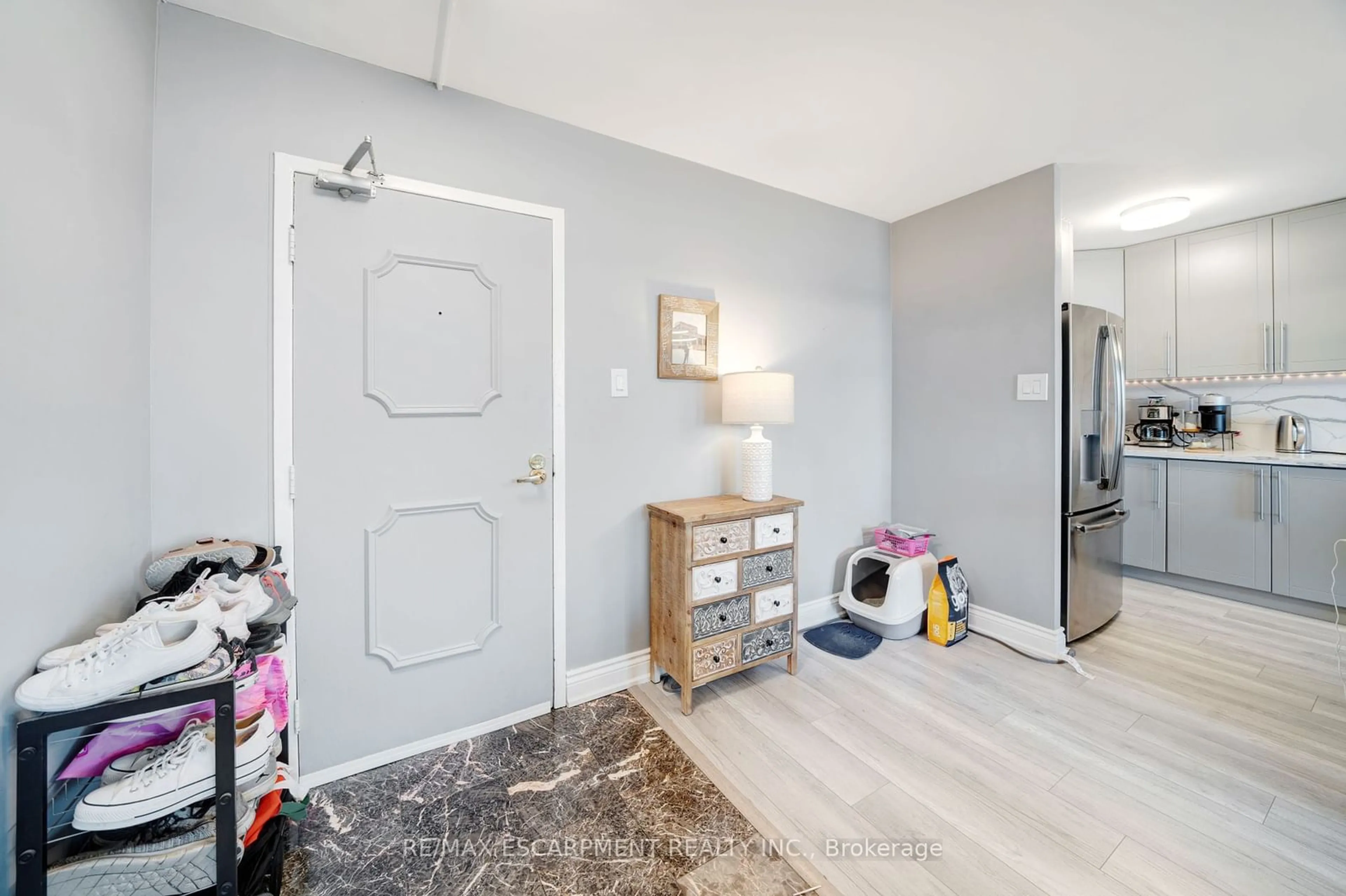 Indoor entryway, wood floors for 1210 Radom St #1103, Pickering Ontario L1W 2Z3