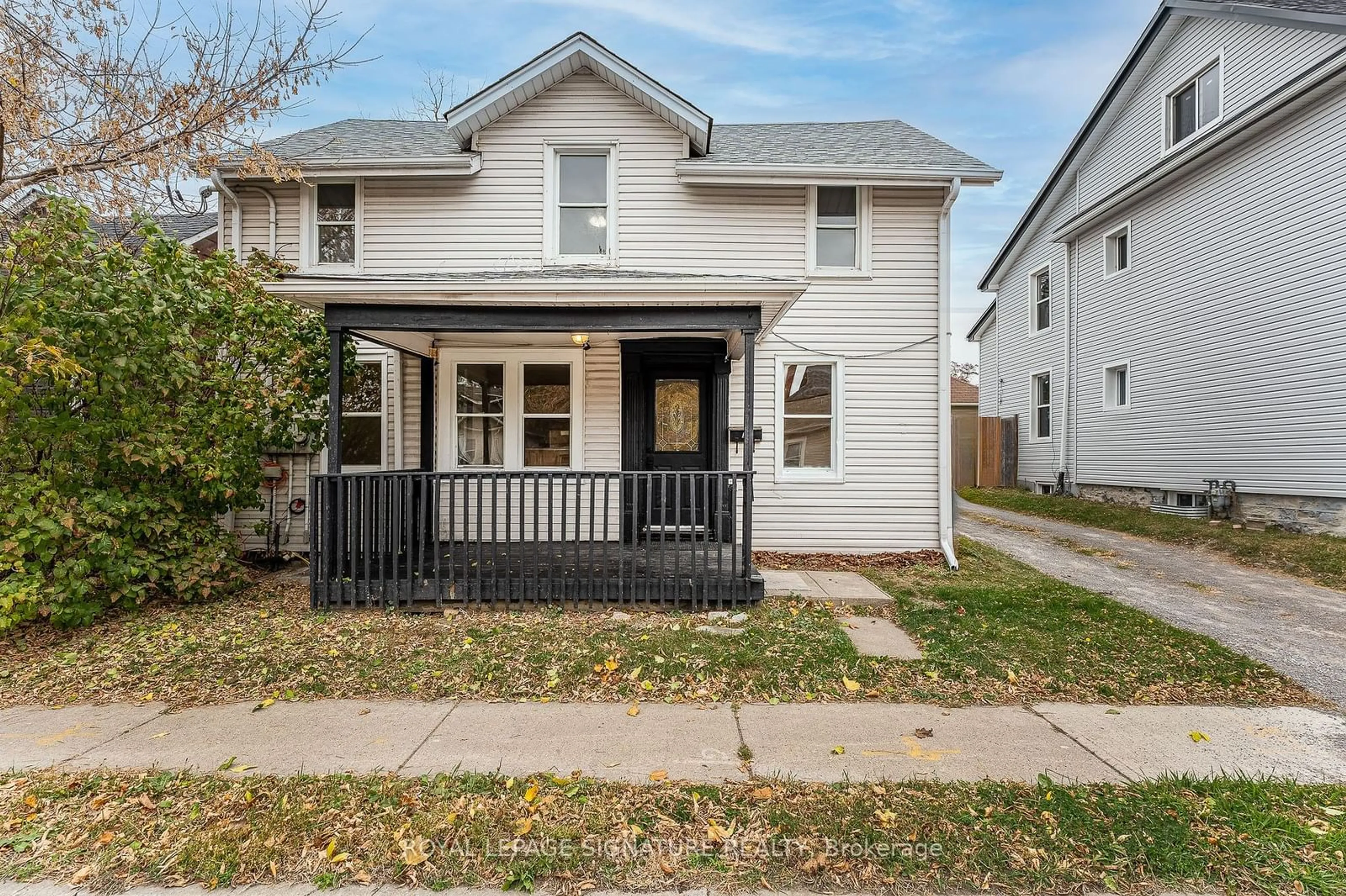 Frontside or backside of a home, the street view for 38 Brock St, Oshawa Ontario L1G 1R4