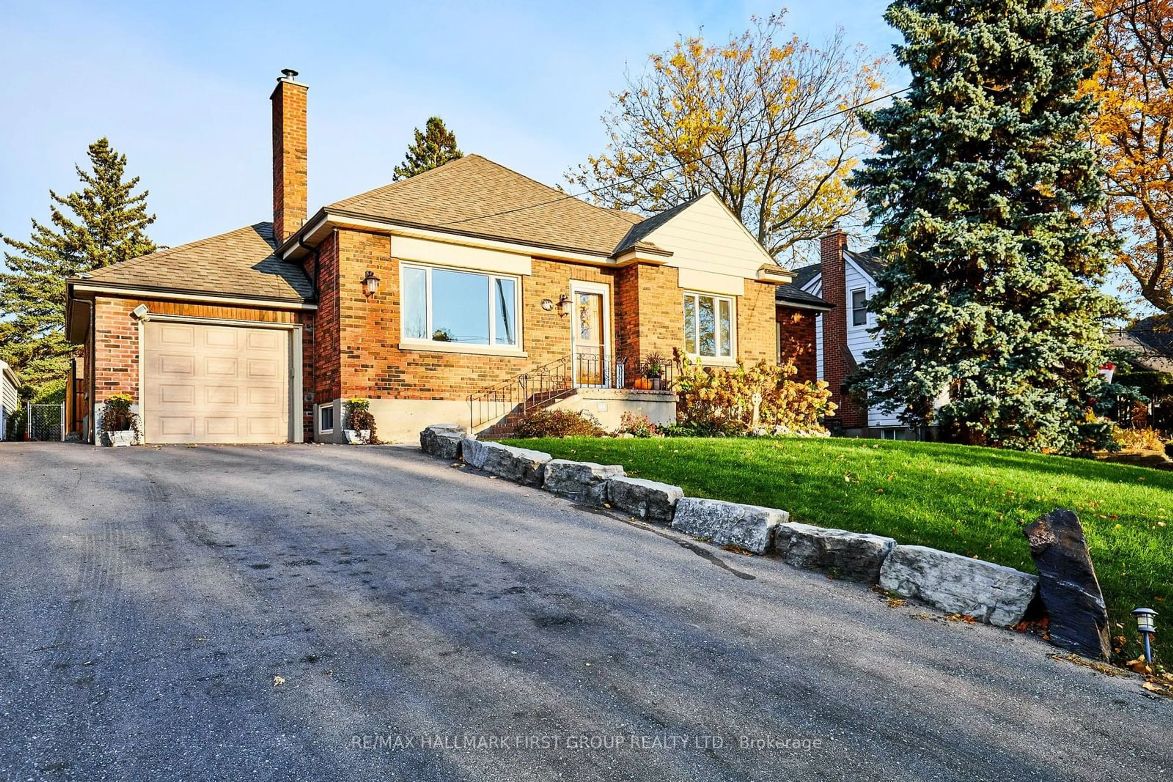 Frontside or backside of a home, the street view for 91 Riverside Dr, Oshawa Ontario L1H 6P1