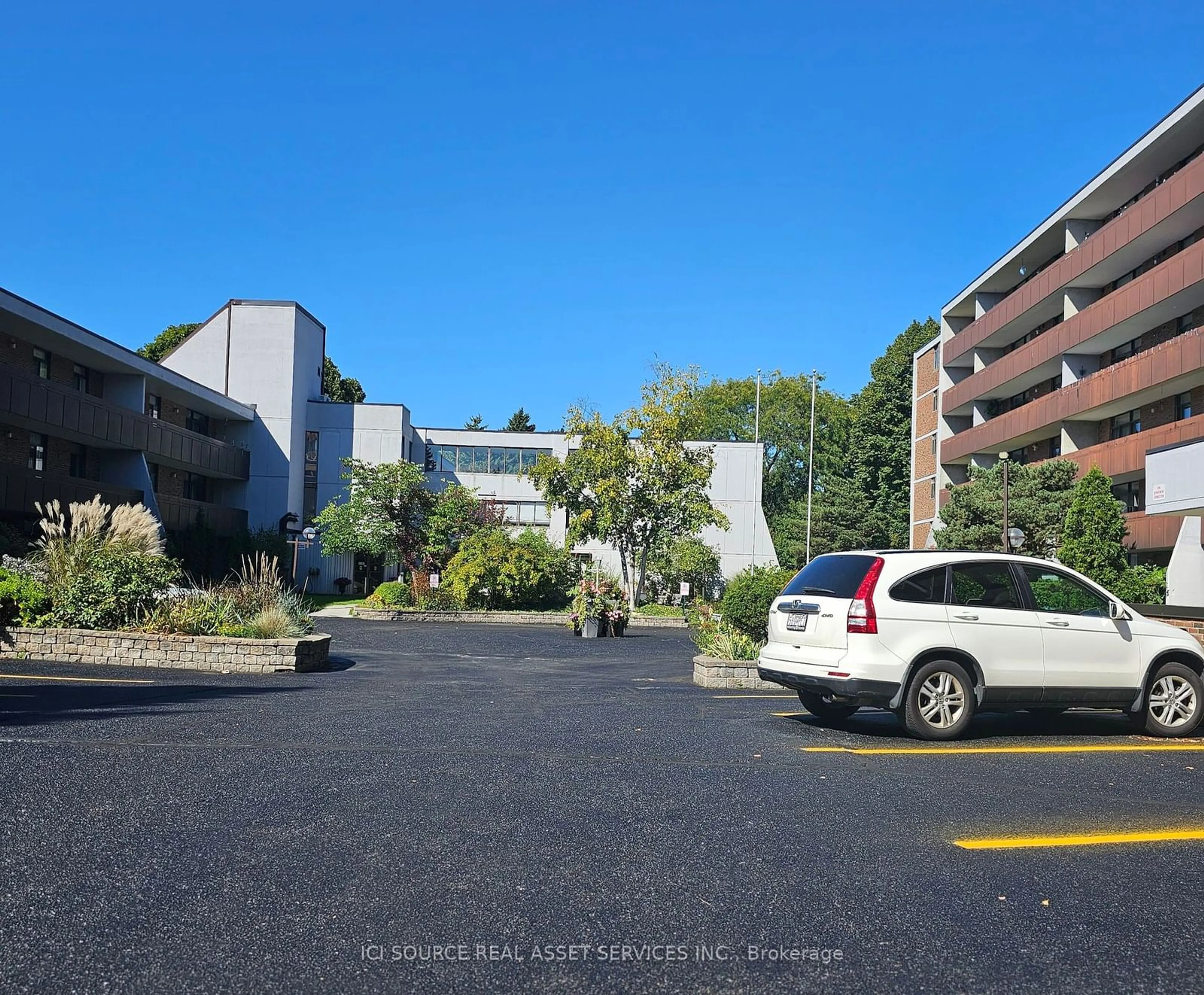 A pic from exterior of the house or condo, the street view for 50 Old Kingston Rd #5204, Toronto Ontario M1E 4Y1