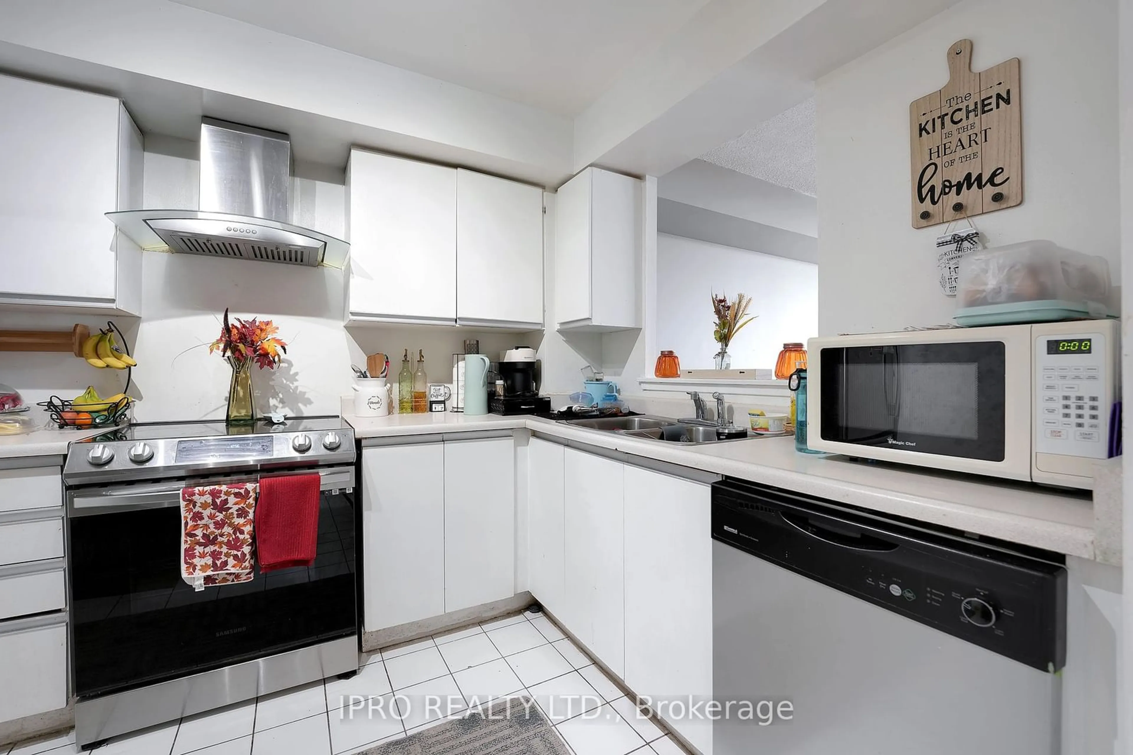 Standard kitchen for 410 Mclevin Ave #1811, Toronto Ontario M1B 5J5