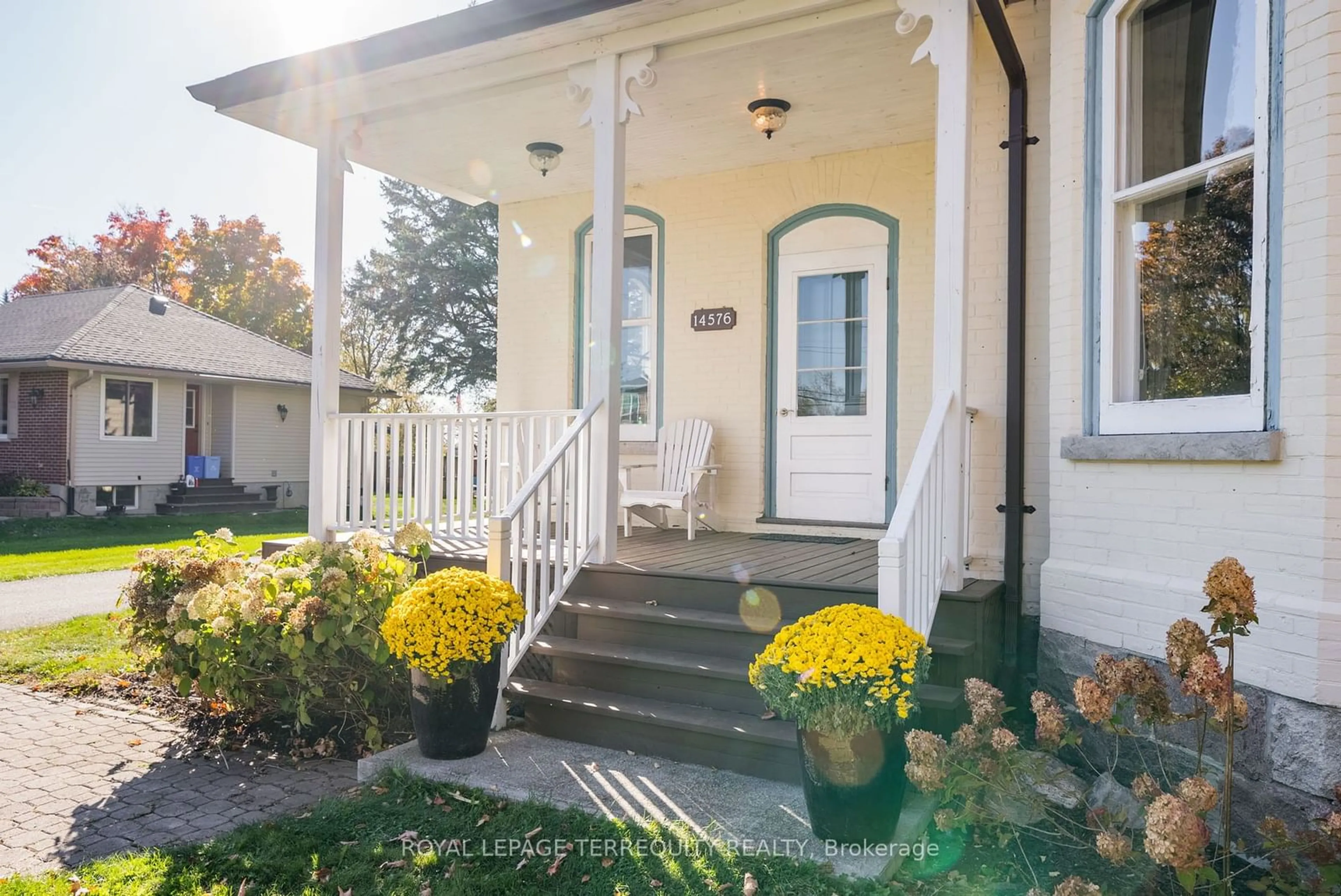 Indoor entryway, wood floors for 14576 Old Simcoe Rd, Scugog Ontario L9L 1C1