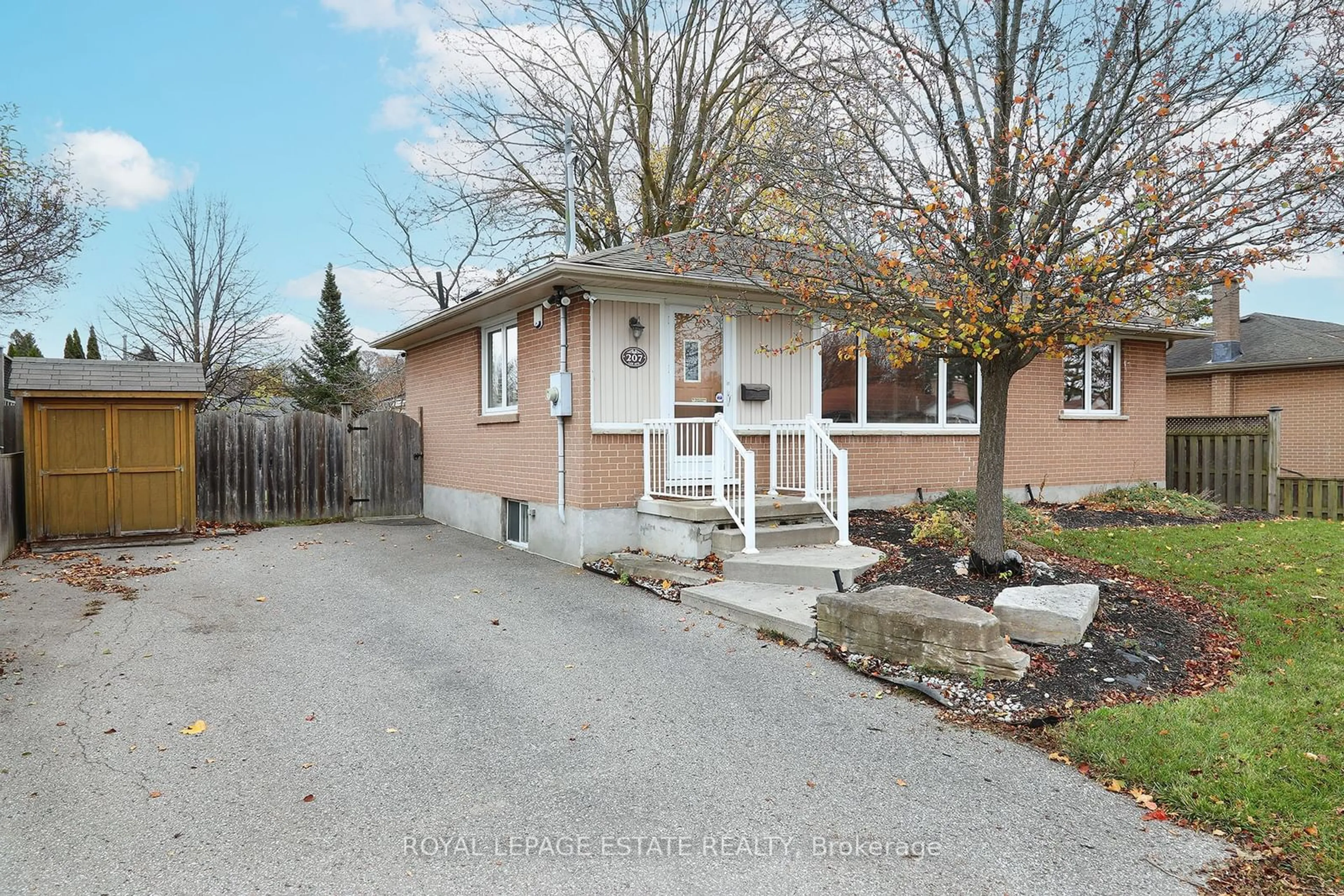 Frontside or backside of a home, cottage for 207 Lee Ave, Whitby Ontario L1N 5L4