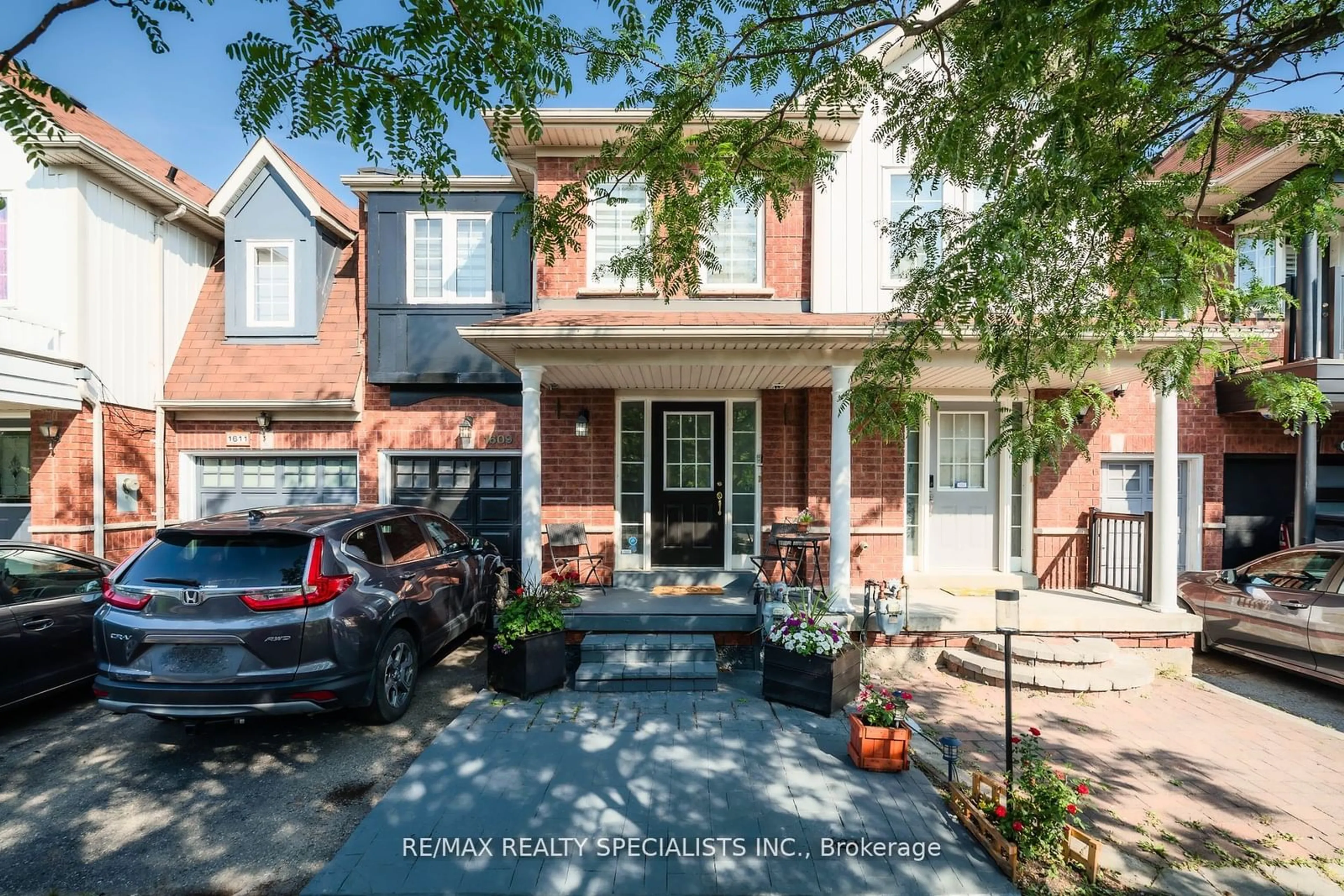 Home with brick exterior material for 1609 AVONMORE Sq, Pickering Ontario L1V 7H4