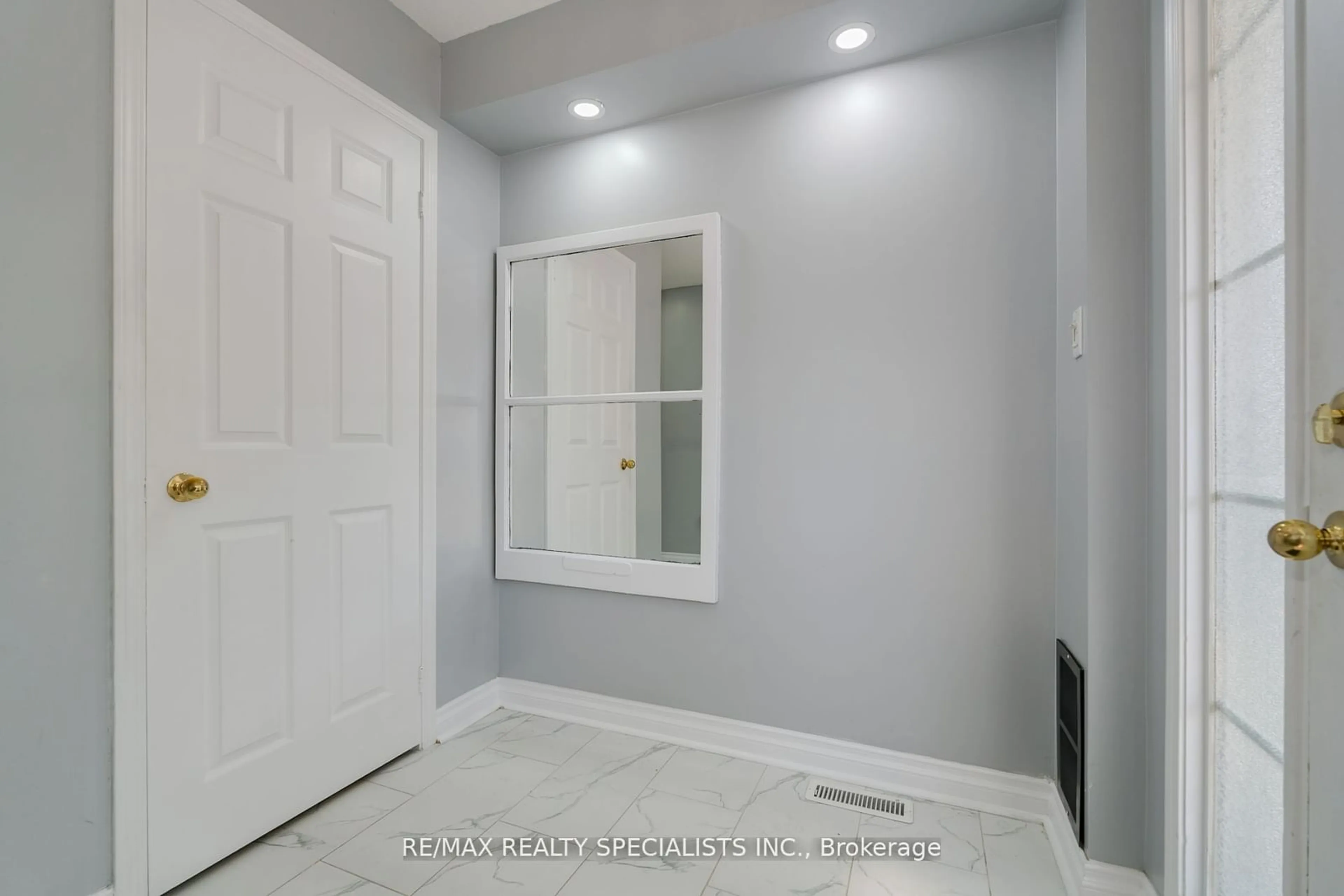 Indoor entryway, not visible floor for 1609 AVONMORE Sq, Pickering Ontario L1V 7H4