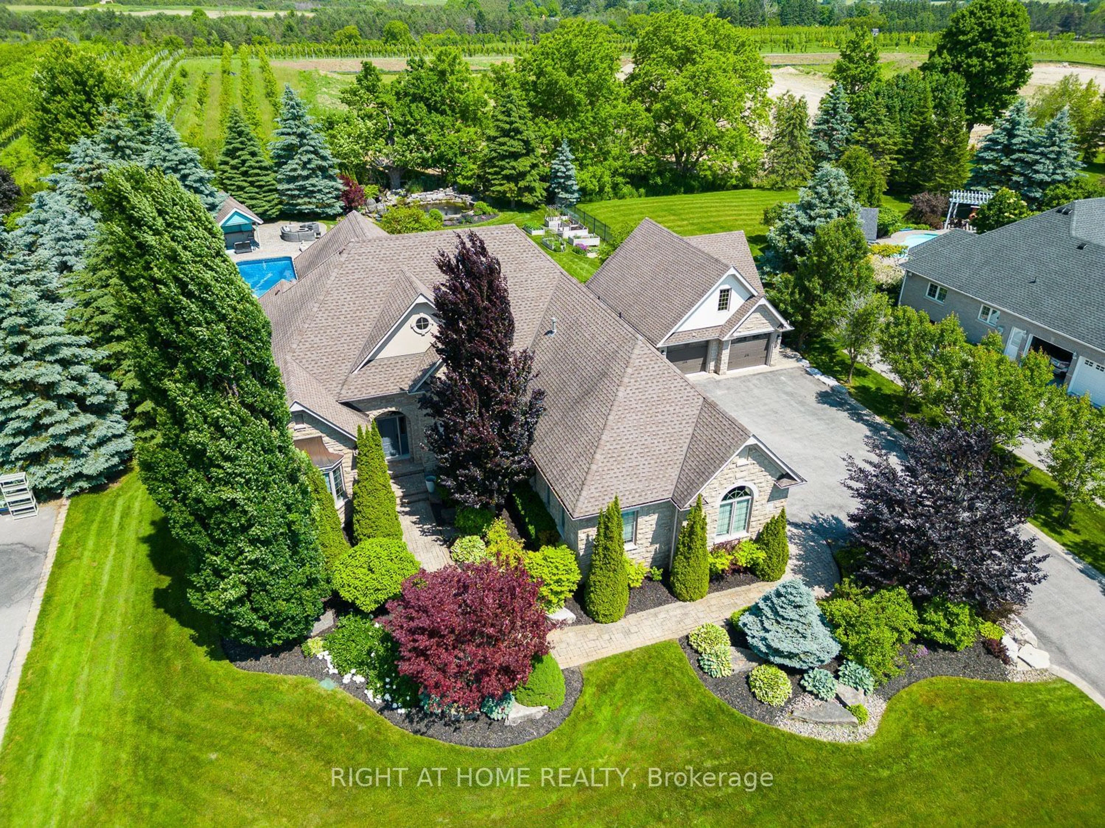 Frontside or backside of a home, cottage for 35 Wilson House Dr, Whitby Ontario L0B 1A0