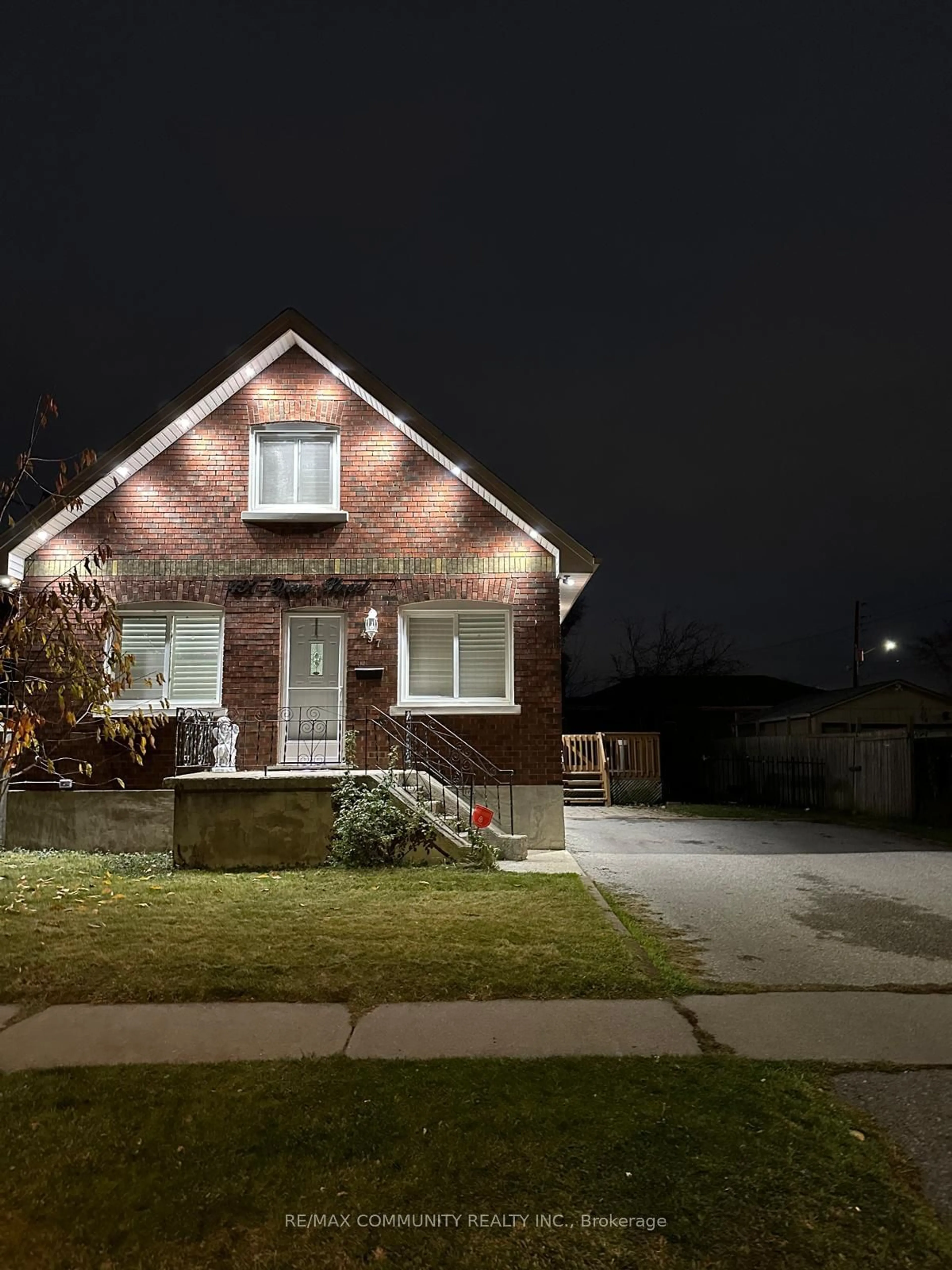 Frontside or backside of a home, the street view for 497 Drew St, Oshawa Ontario L1H 5B8