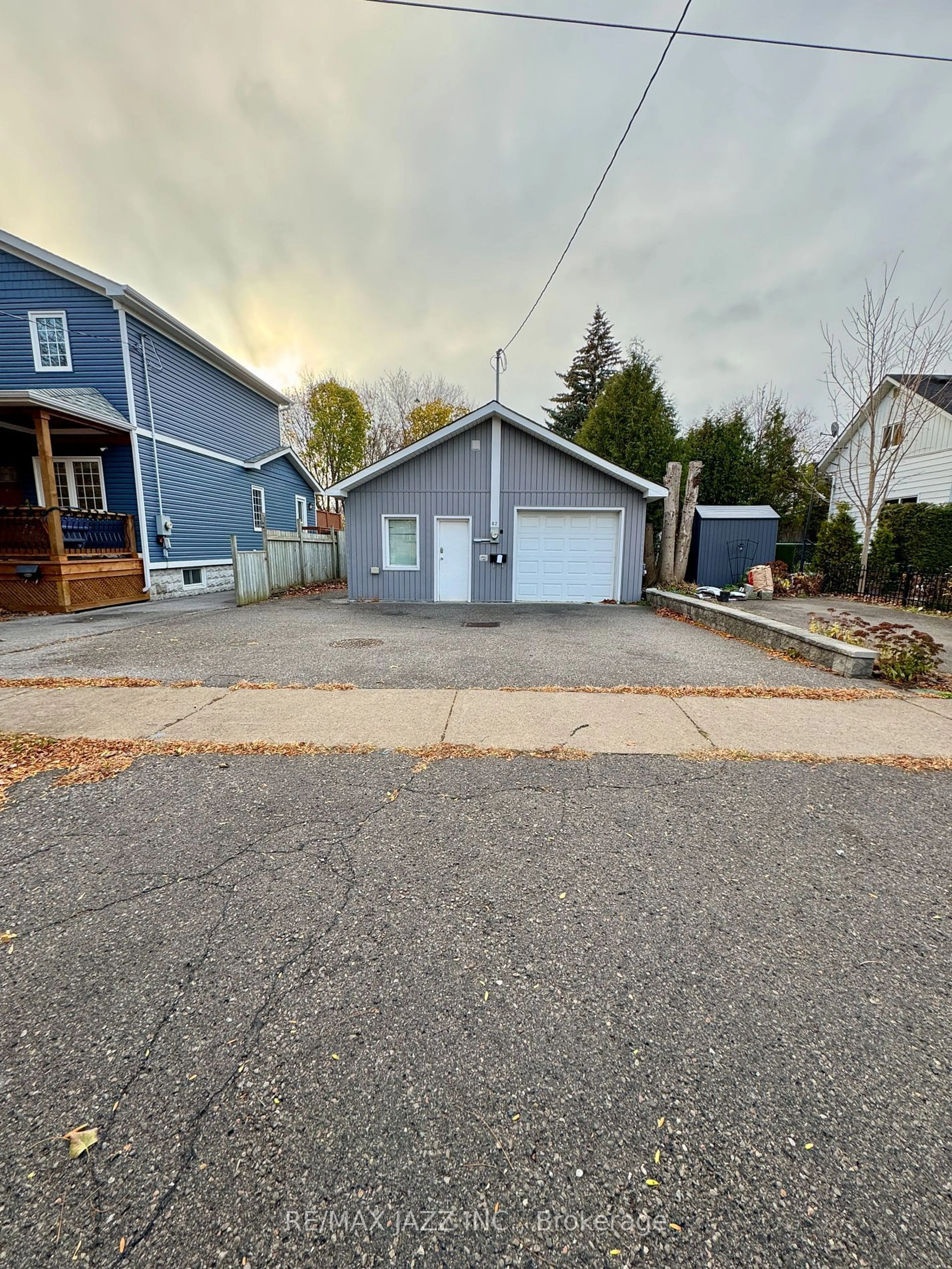 Frontside or backside of a home, the street view for 62 Cromwell Ave, Oshawa Ontario L1J 4T6