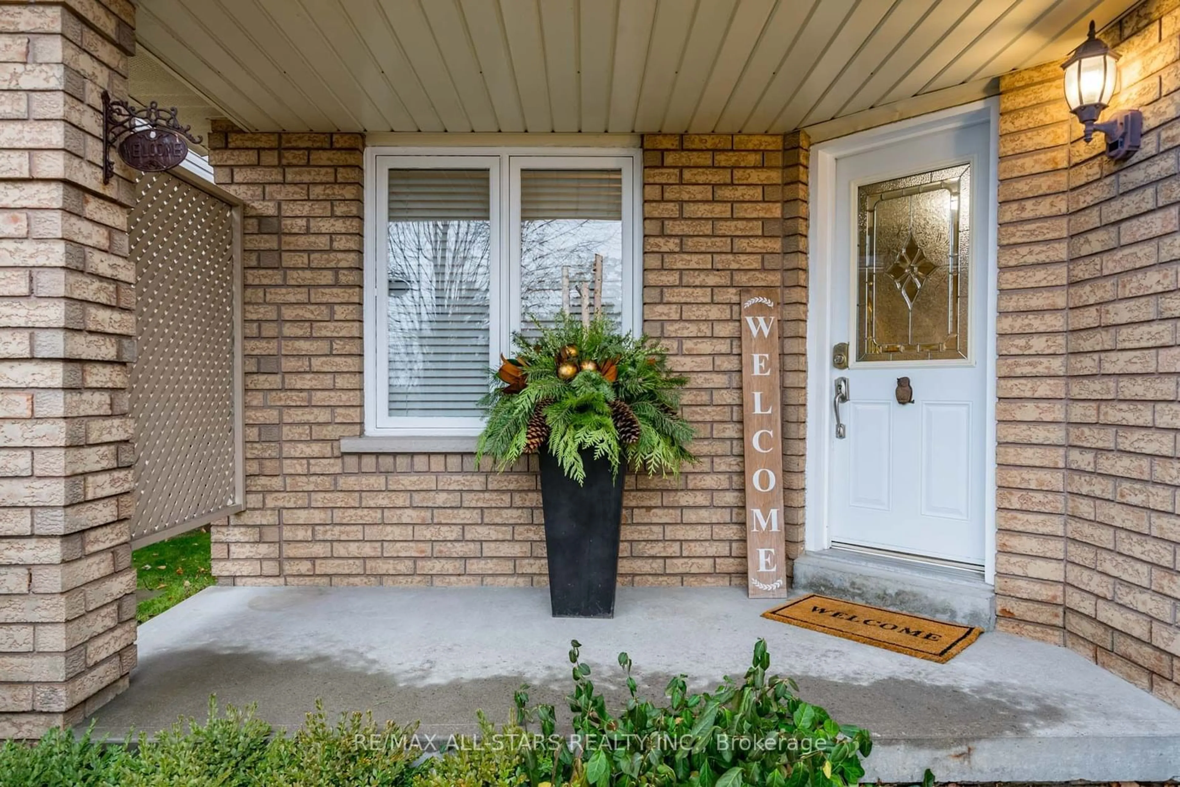 Indoor entryway, wood floors for 1134 Beaver Valley Cres, Oshawa Ontario L1J 8N3