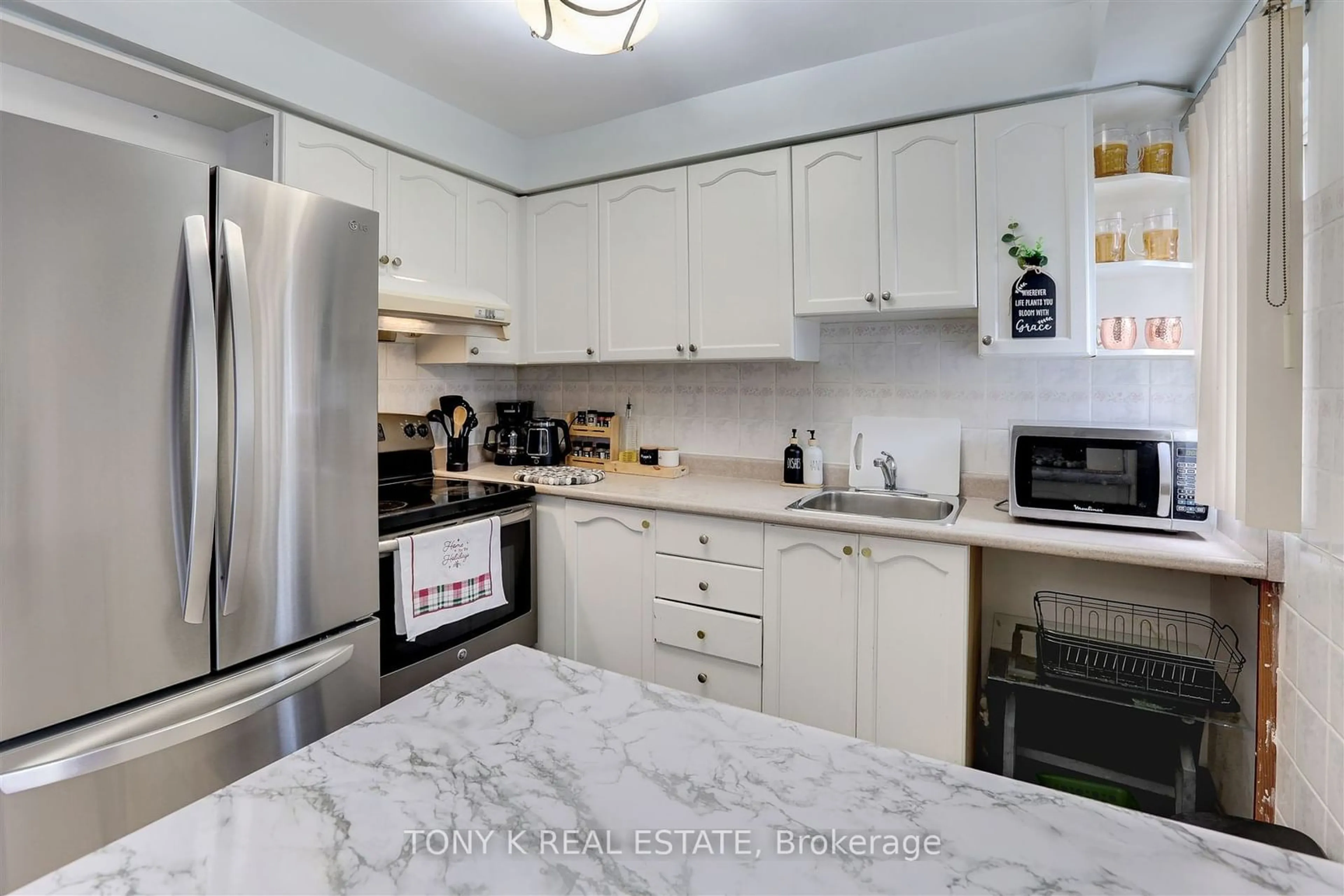 Standard kitchen, wood floors, cottage for 740 Kennedy Rd #3, Toronto Ontario M1K 2C5